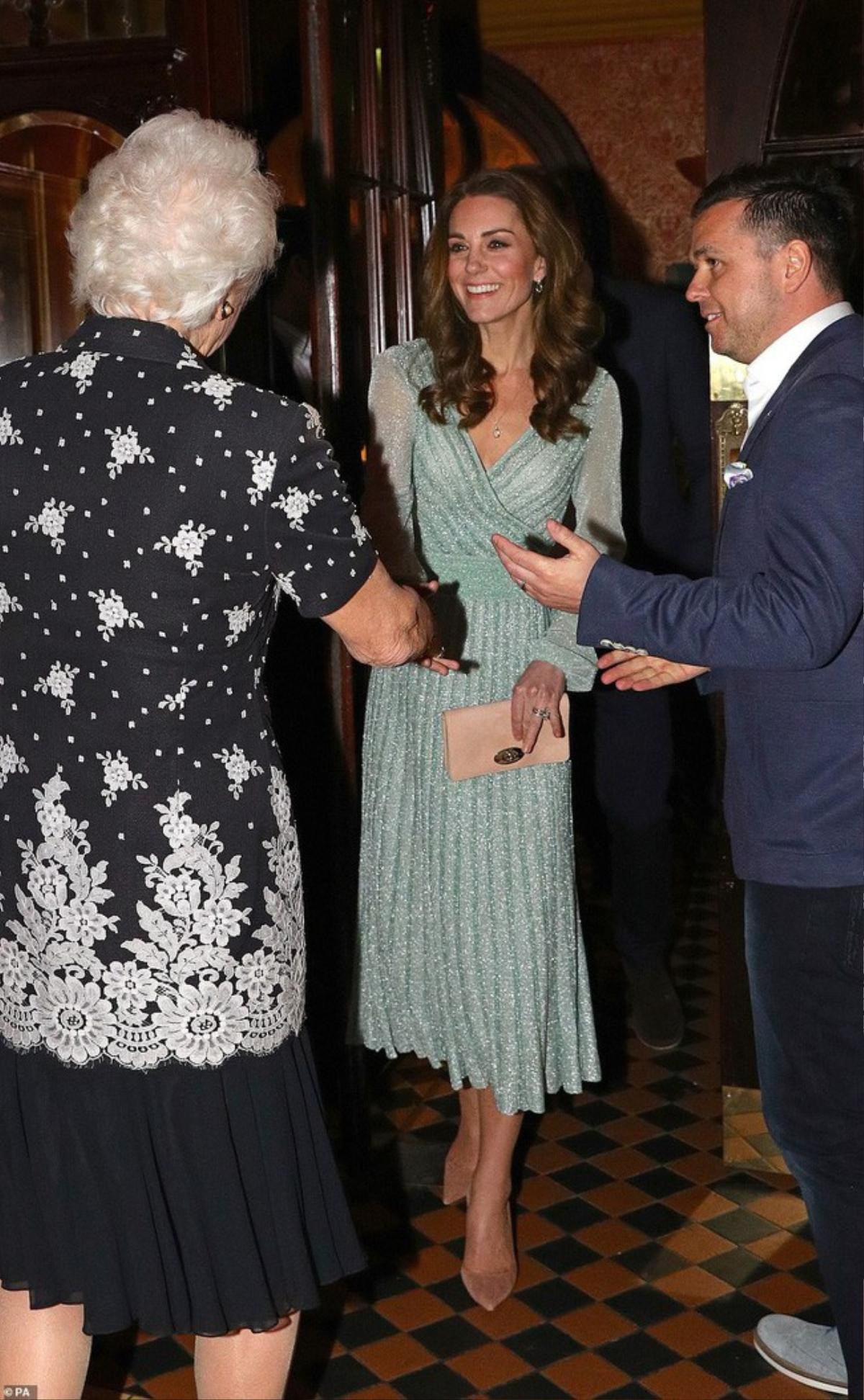 Thật bất ngờ khi mẹ chồng Tăng Thanh Hà 'đụng váy' với công nương Kate Middleton Ảnh 3