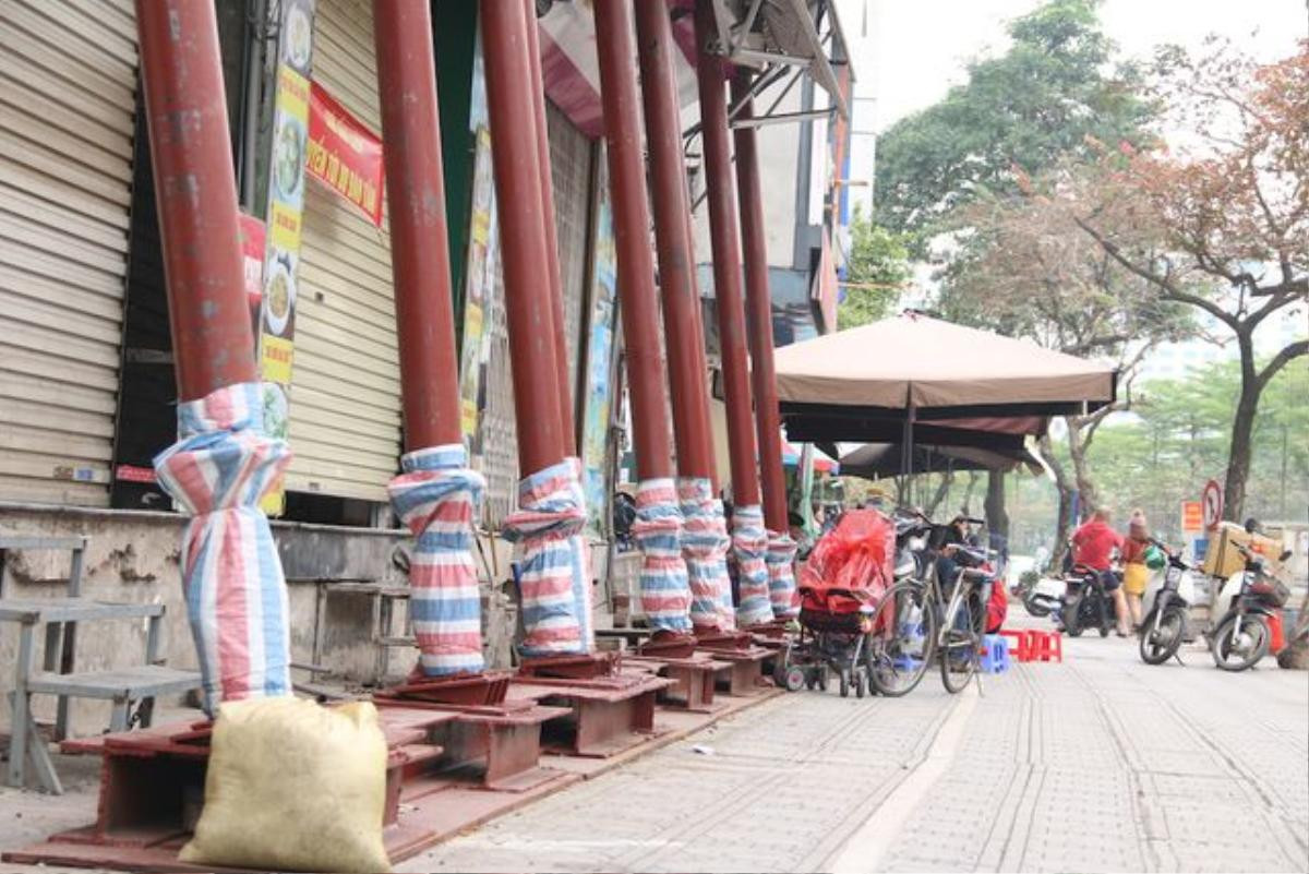 Hà Nội: Nhiều ngôi nhà bất ngờ 'chống nạng' trên đường Đào Tấn Ảnh 4