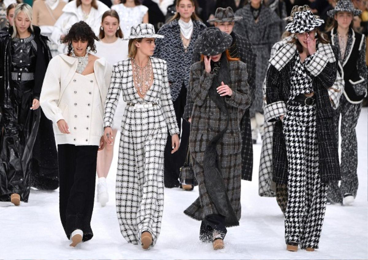 Dàn mẫu rơi nước mắt tưởng nhớ Karl Lagerfeld tại show Thu/Đông Chanel 2019 Ảnh 1