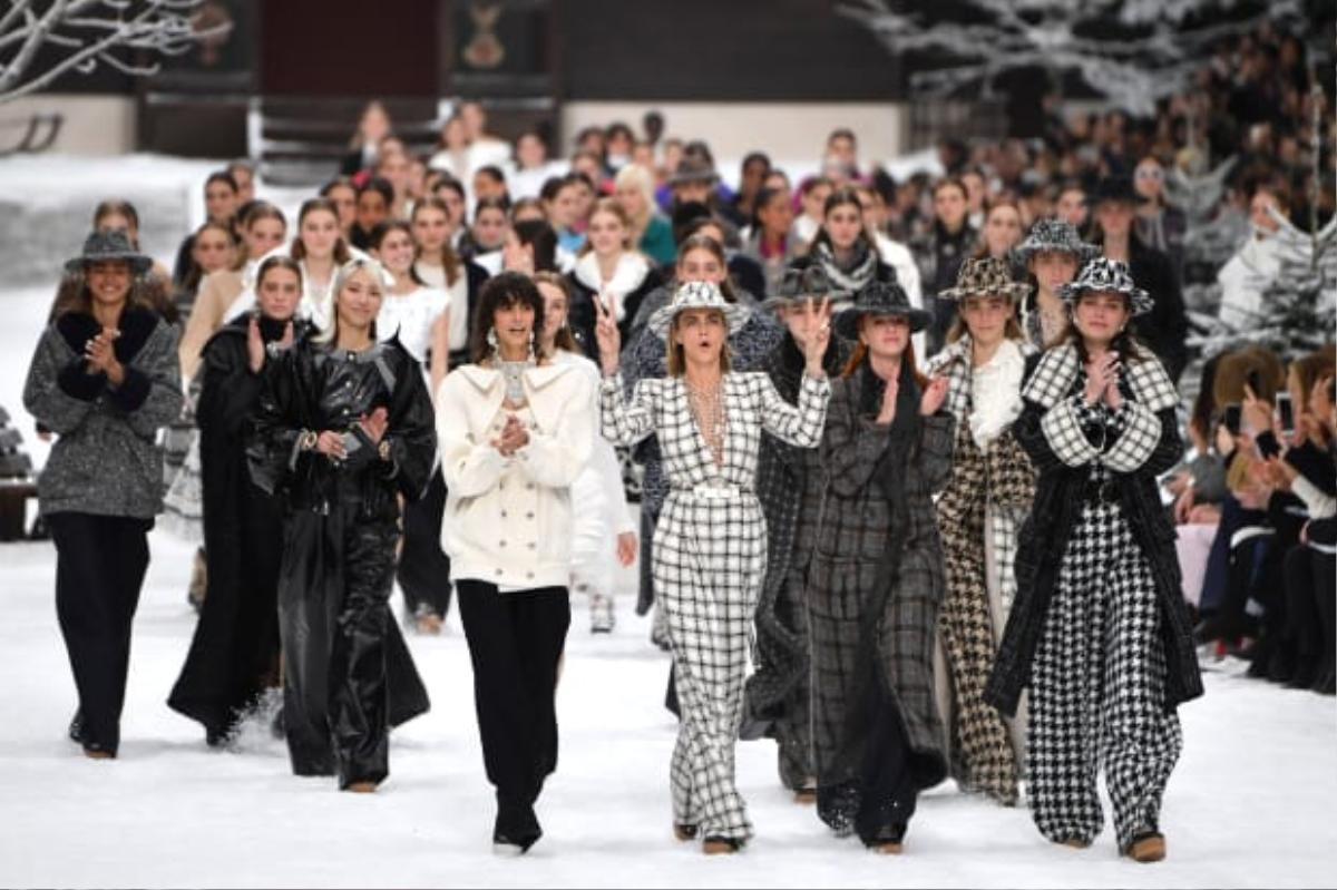 Dàn mẫu rơi nước mắt tưởng nhớ Karl Lagerfeld tại show Thu/Đông Chanel 2019 Ảnh 2