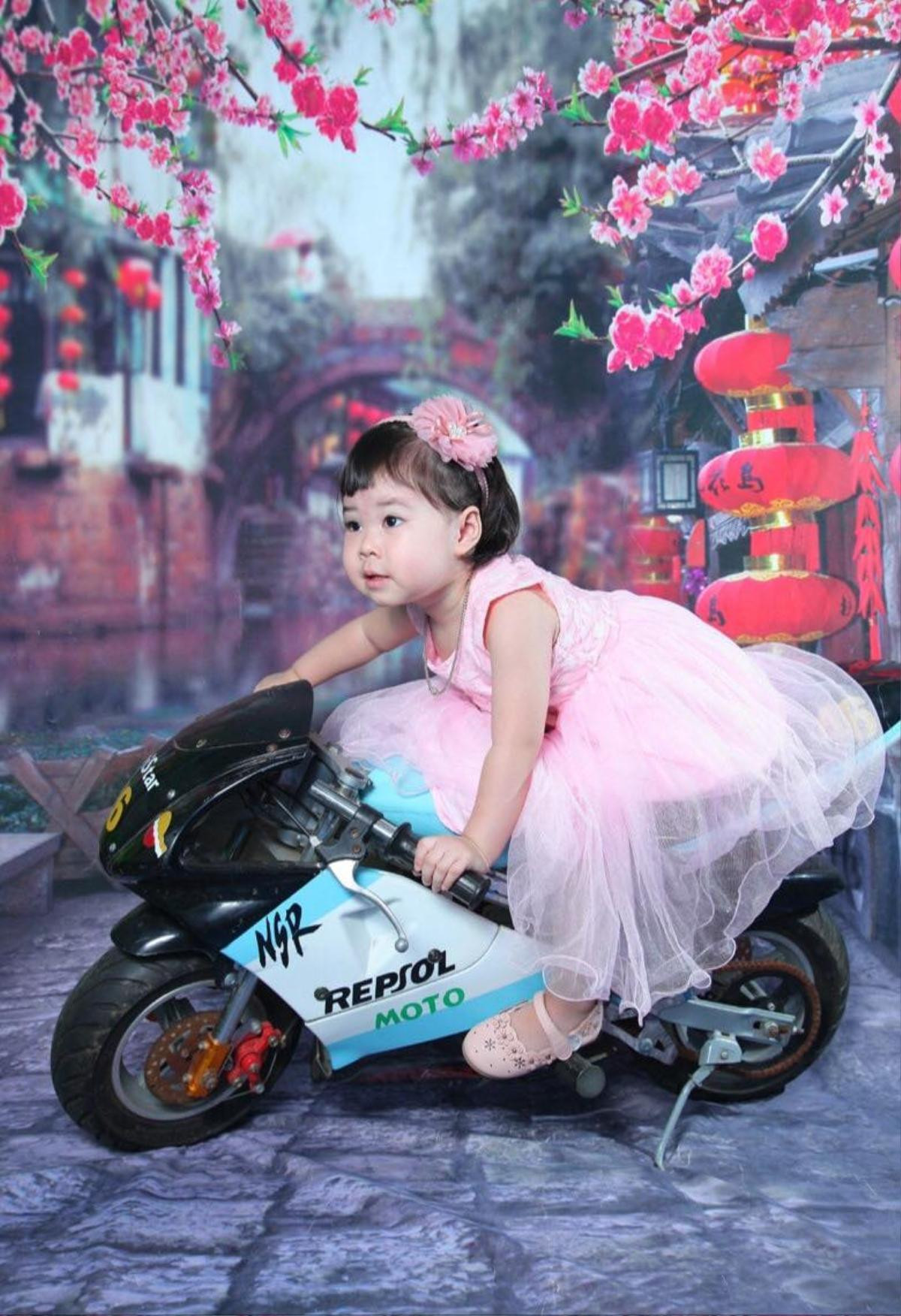 Diện đầm hồng công chúa nhưng lại tạo dáng trên xe moto, cô bé mầm non trông như tay đua chuyên nghiệp khiến dân mạng cười bò Ảnh 2