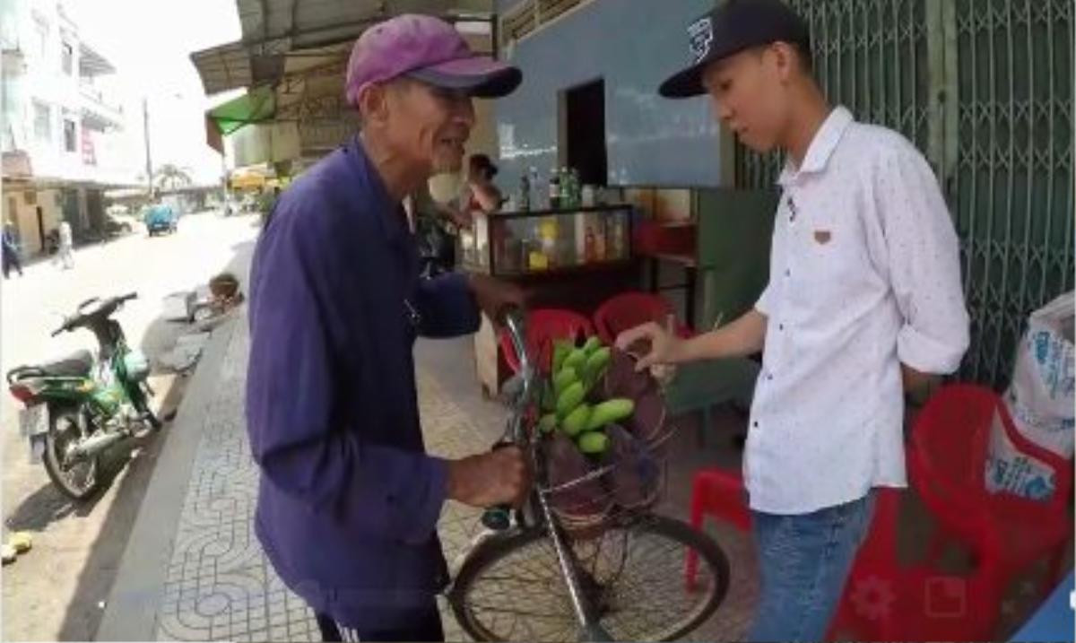 Cụ ông 81 tuổi hằng ngày miệt mài chở chuối đi 20km bán kiếm tiền lo cho vợ khiến nhiều người rơi nước mắt Ảnh 2