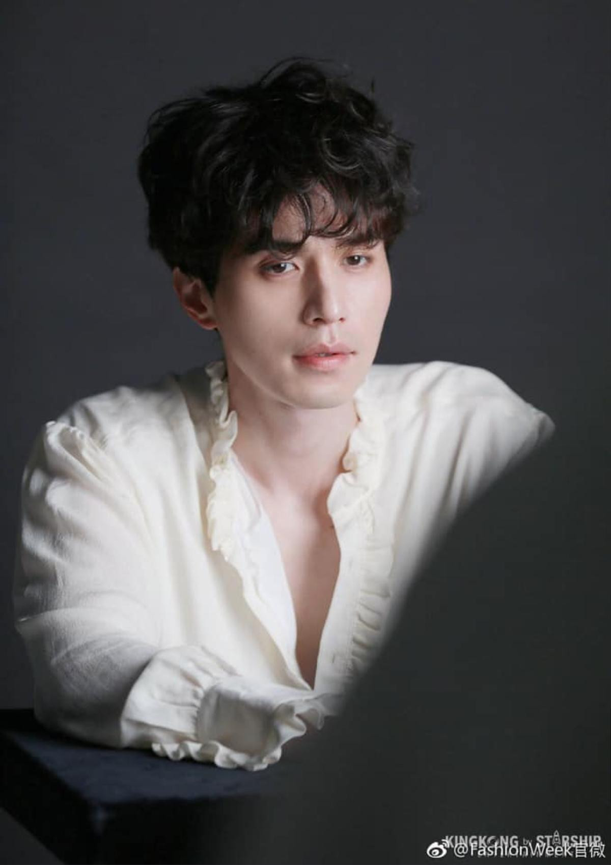 Lee Dong Wook đẹp trai 'không lối thoát': Fan háo hức chờ PRODUCE chỉ để ngắm… MC của chương trình! Ảnh 3