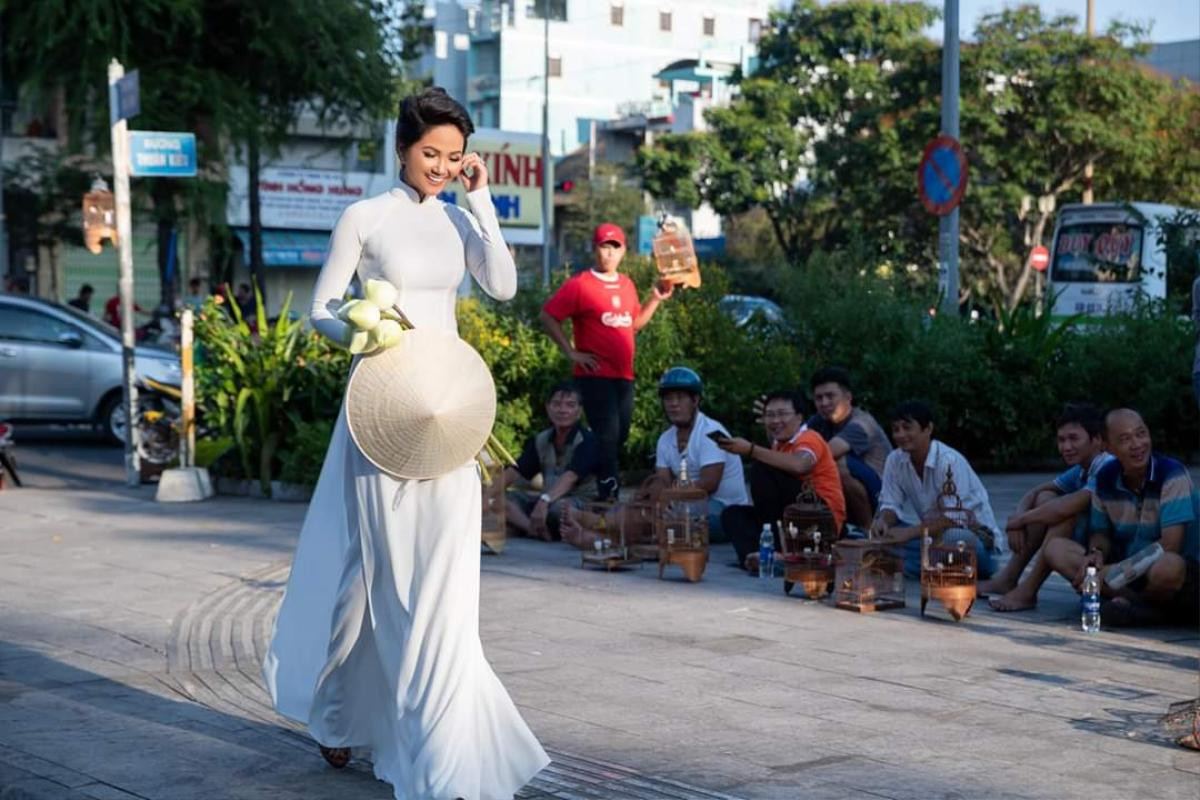 Diện áo dài ôm hoa sen trắng, H'Hen Niê 'làm khó' khán giả khi hỏi muốn chọn gì Ảnh 4