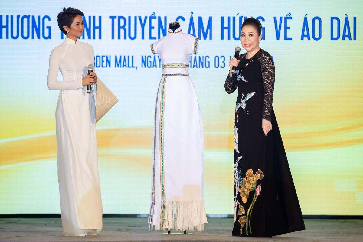 H'Hen Niê sẽ không còn diện chiếc áo dài trắng thổ cẩm từng mang đến Miss Universe vì lý do này! Ảnh 4