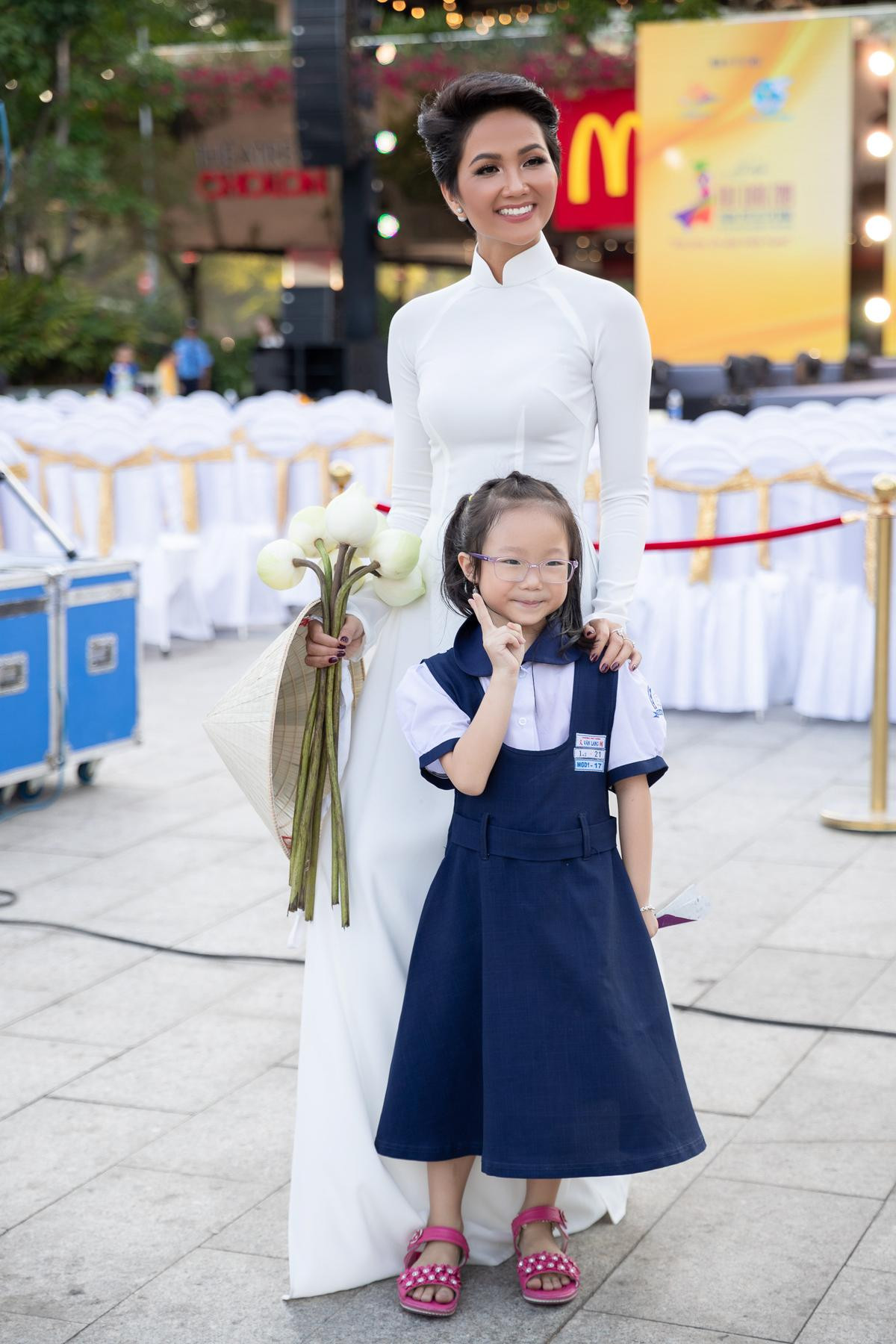 H'Hen Niê sẽ không còn diện chiếc áo dài trắng thổ cẩm từng mang đến Miss Universe vì lý do này! Ảnh 3