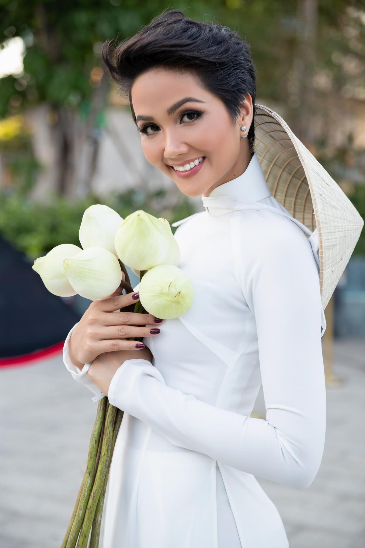 H'Hen Niê sẽ không còn diện chiếc áo dài trắng thổ cẩm từng mang đến Miss Universe vì lý do này! Ảnh 1