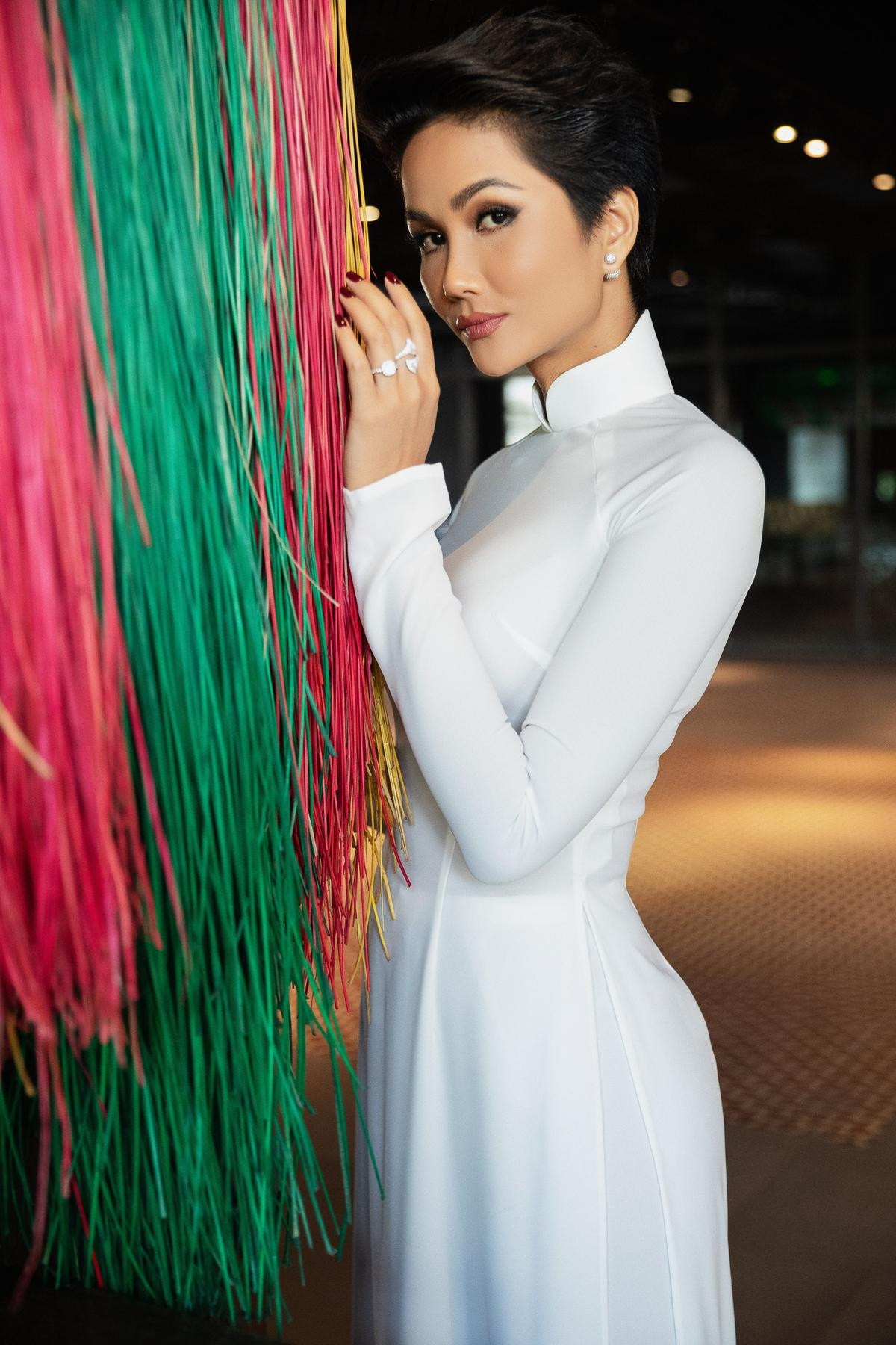 H'Hen Niê sẽ không còn diện chiếc áo dài trắng thổ cẩm từng mang đến Miss Universe vì lý do này! Ảnh 7