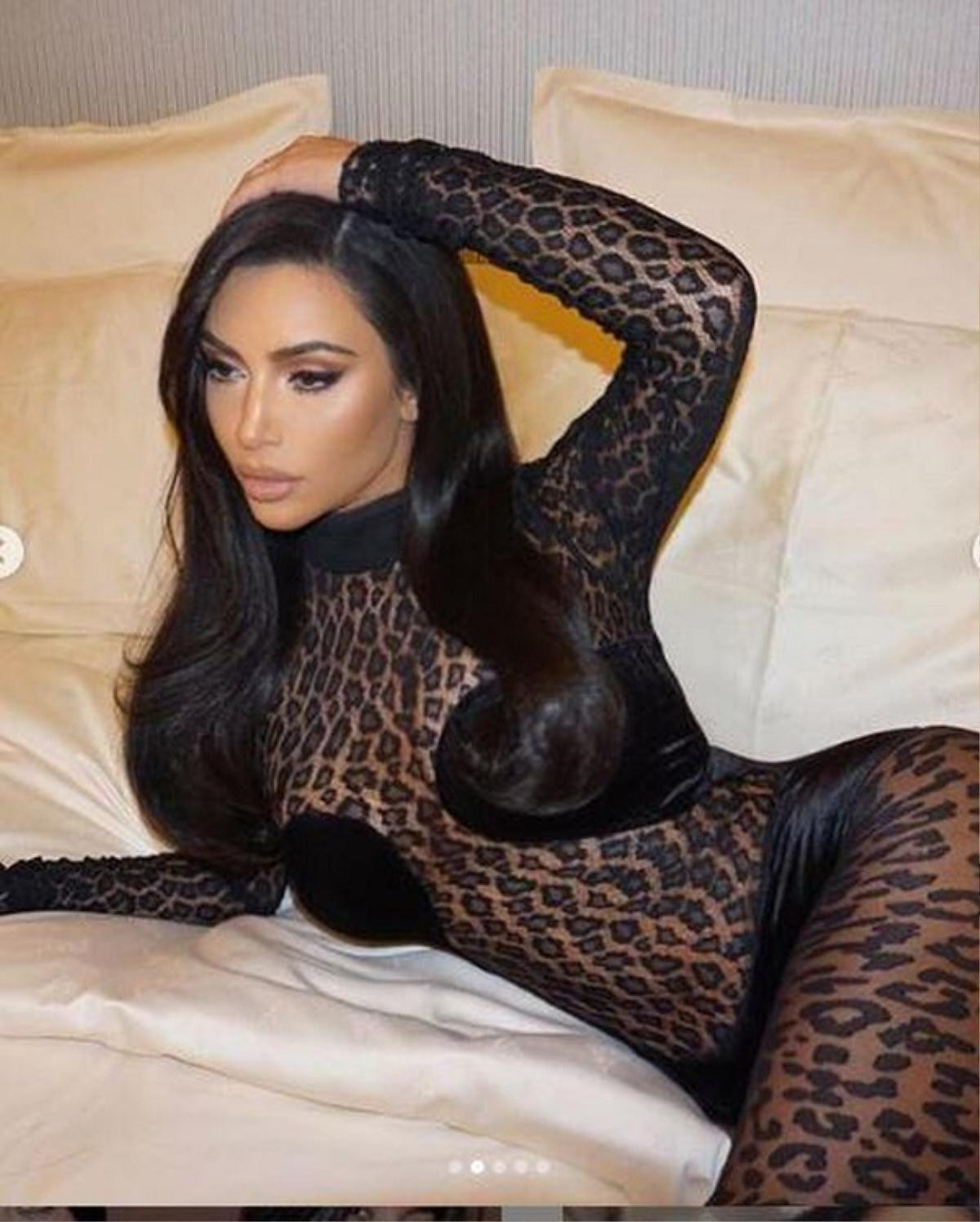 Kim Kardashian lại mặc đồ xuyên thấu khó hiểu tại Tuần lễ thời trang Paris Ảnh 3