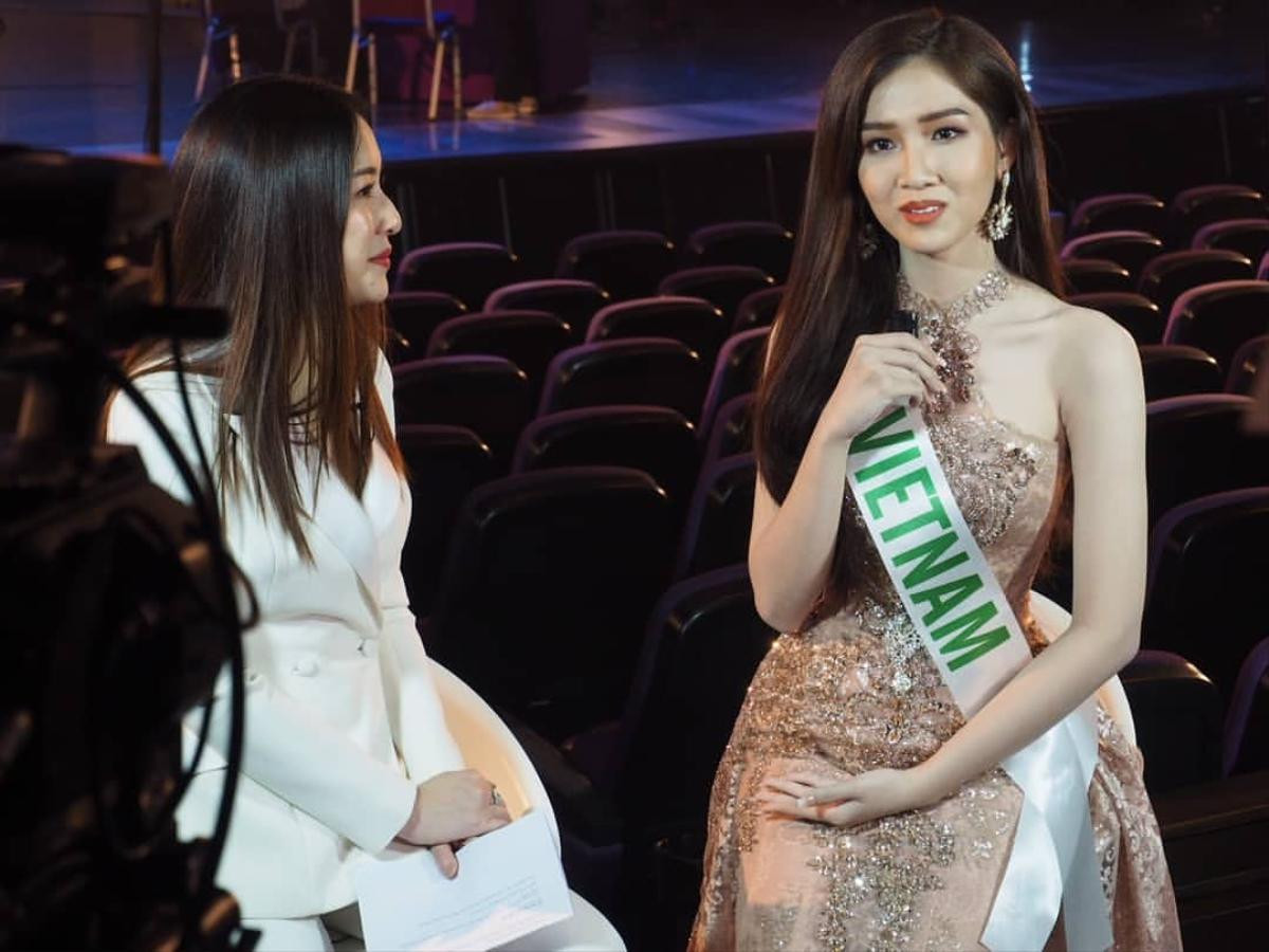 '30 chưa phải là Tết!' - Đây mới là trang phục dạ hội của Nhật Hà tại Chung kết Miss International Queen 2019 Ảnh 2