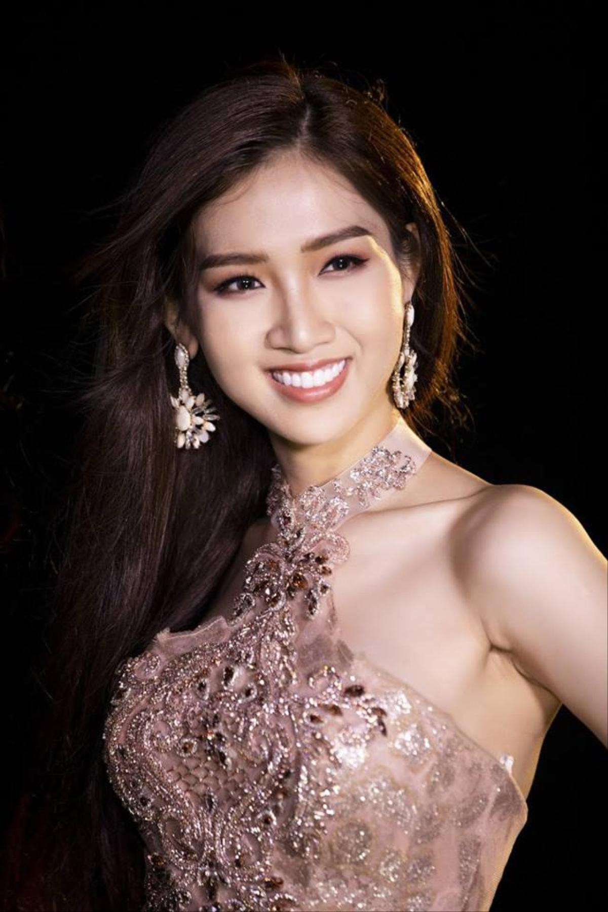 '30 chưa phải là Tết!' - Đây mới là trang phục dạ hội của Nhật Hà tại Chung kết Miss International Queen 2019 Ảnh 9