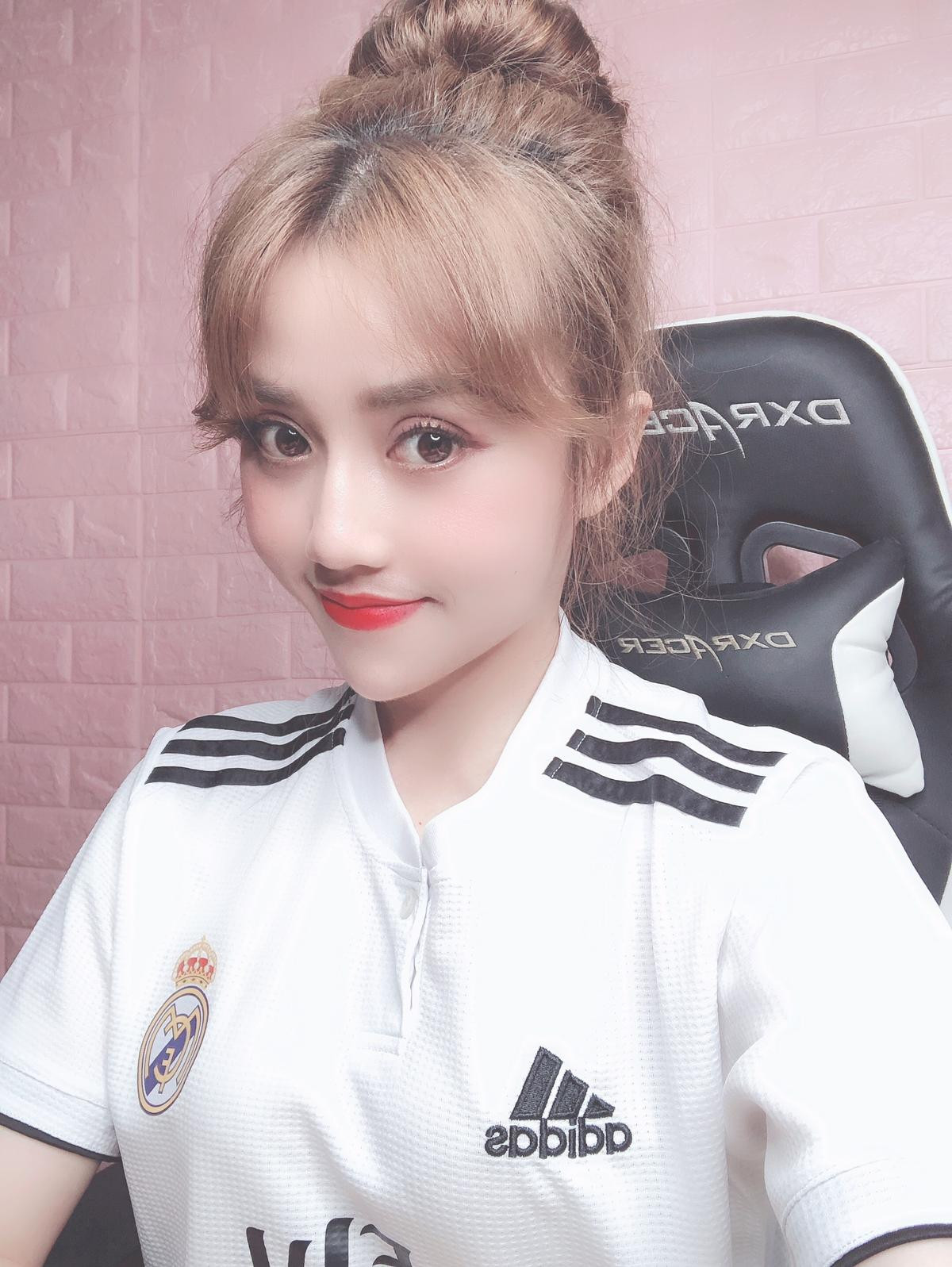 Hot streamer Thùy Dung công khai chồng đúng ngày 8-3 Ảnh 2