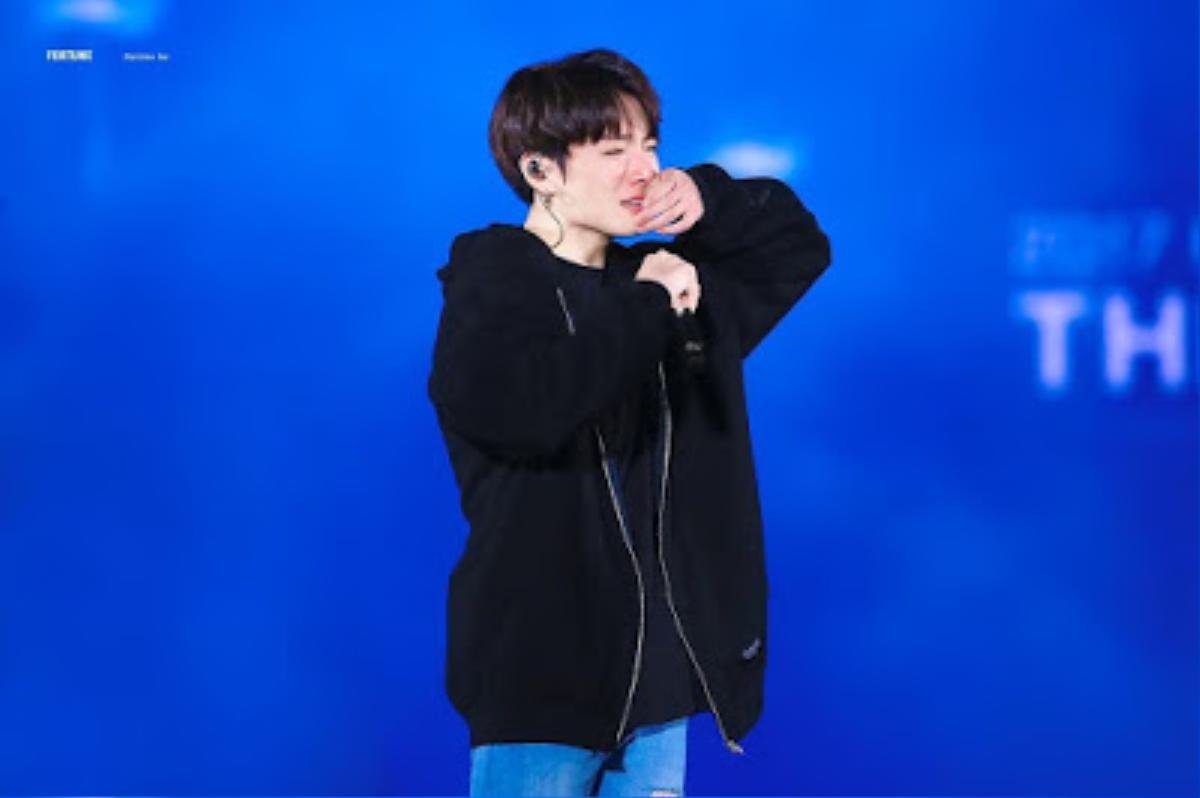 Hài hước như mấy ông anh BTS: Mình khóc thì không sao, đến lượt 'út' JungKook khóc thì hả hê cười đùa Ảnh 2