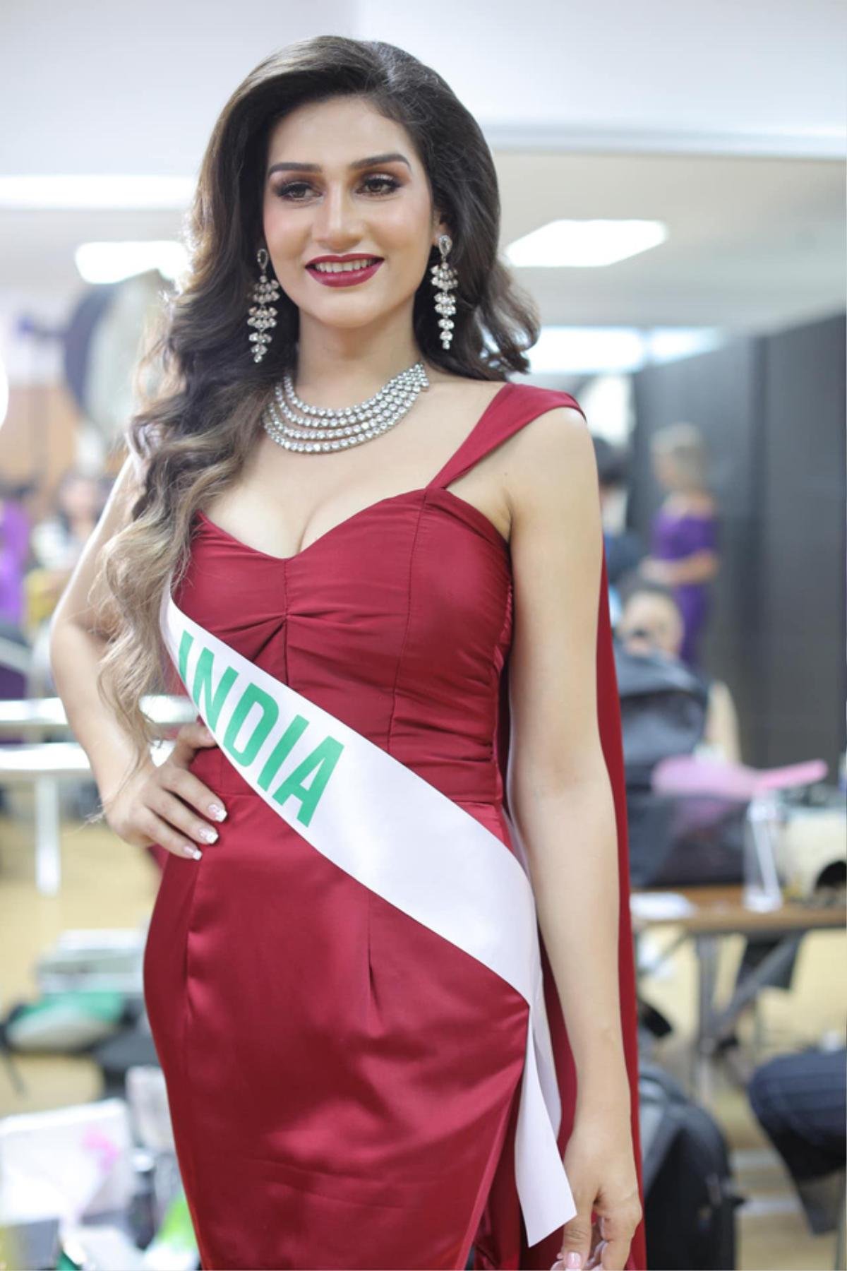 Nhật Hà 'chặt đẹp' dàn thí sinh ở phần thi dạ hội tại chung kết Miss International Queen 2019 Ảnh 10