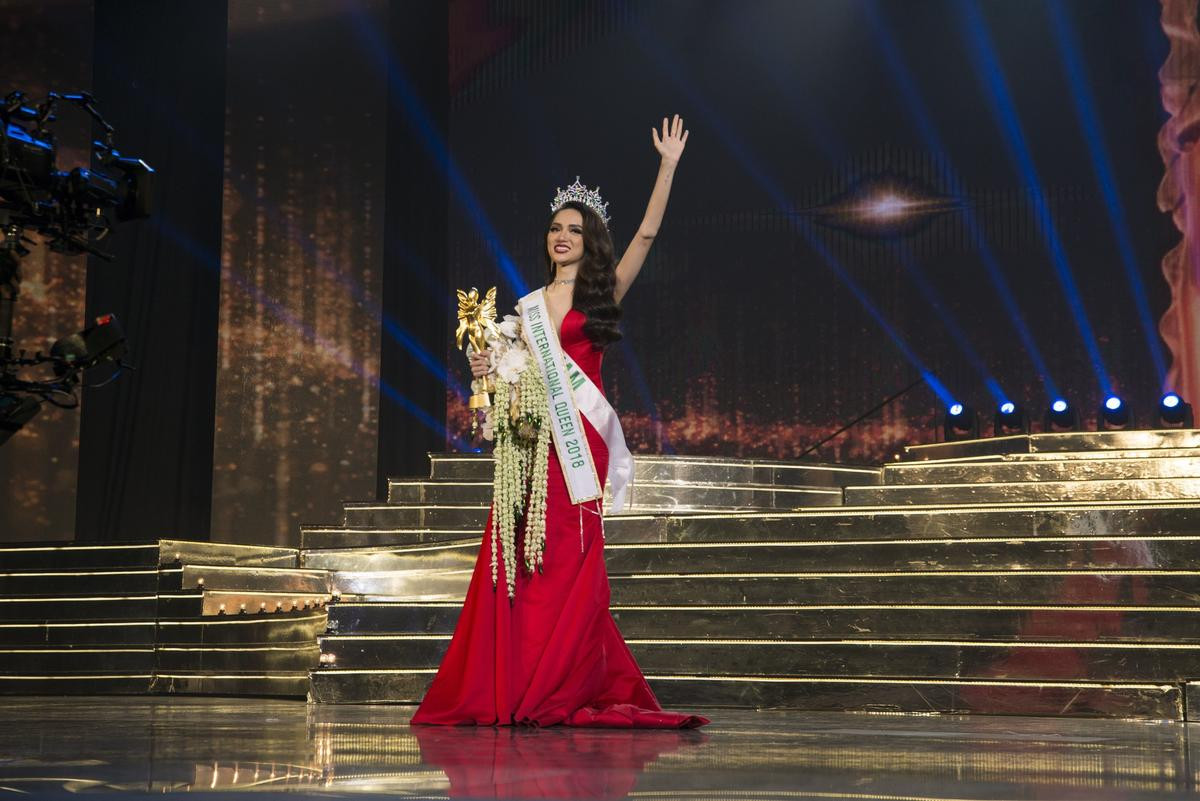 Cận kề thời khắc trao vương miện Miss International Queen 2019, Hương Giang đăng vội dòng status đầy tình cảm! Ảnh 3