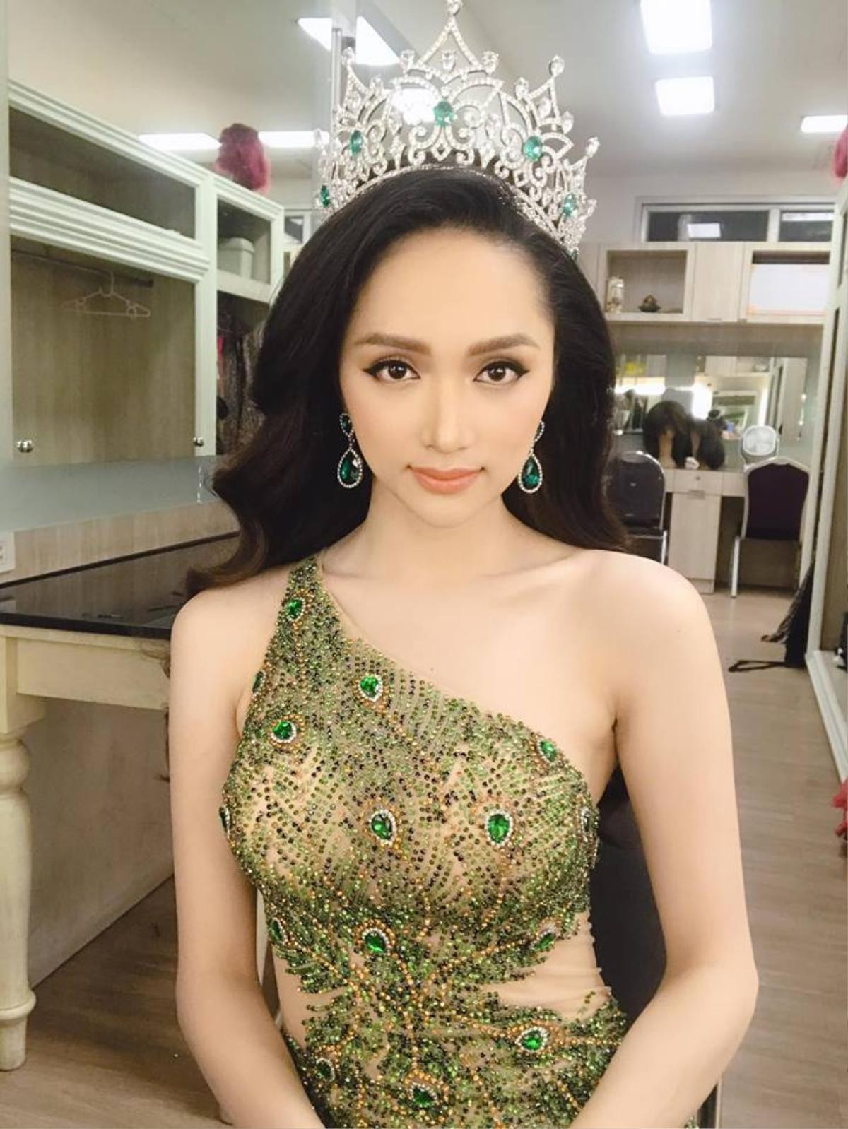 Cận kề thời khắc trao vương miện Miss International Queen 2019, Hương Giang đăng vội dòng status đầy tình cảm! Ảnh 1