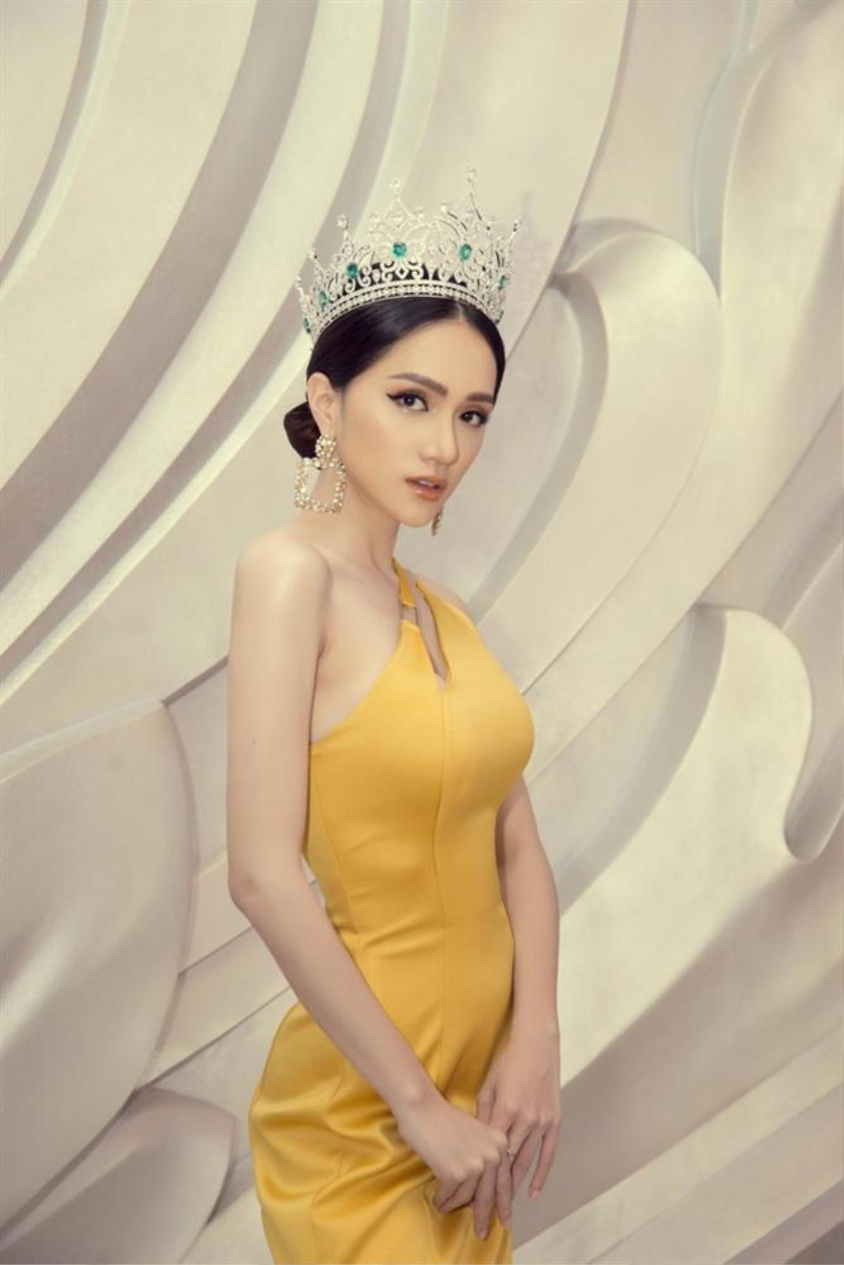 Fan đua nhau 'mổ xẻ' nhan sắc Hương Giang và Tân Miss International Queen Ảnh 10