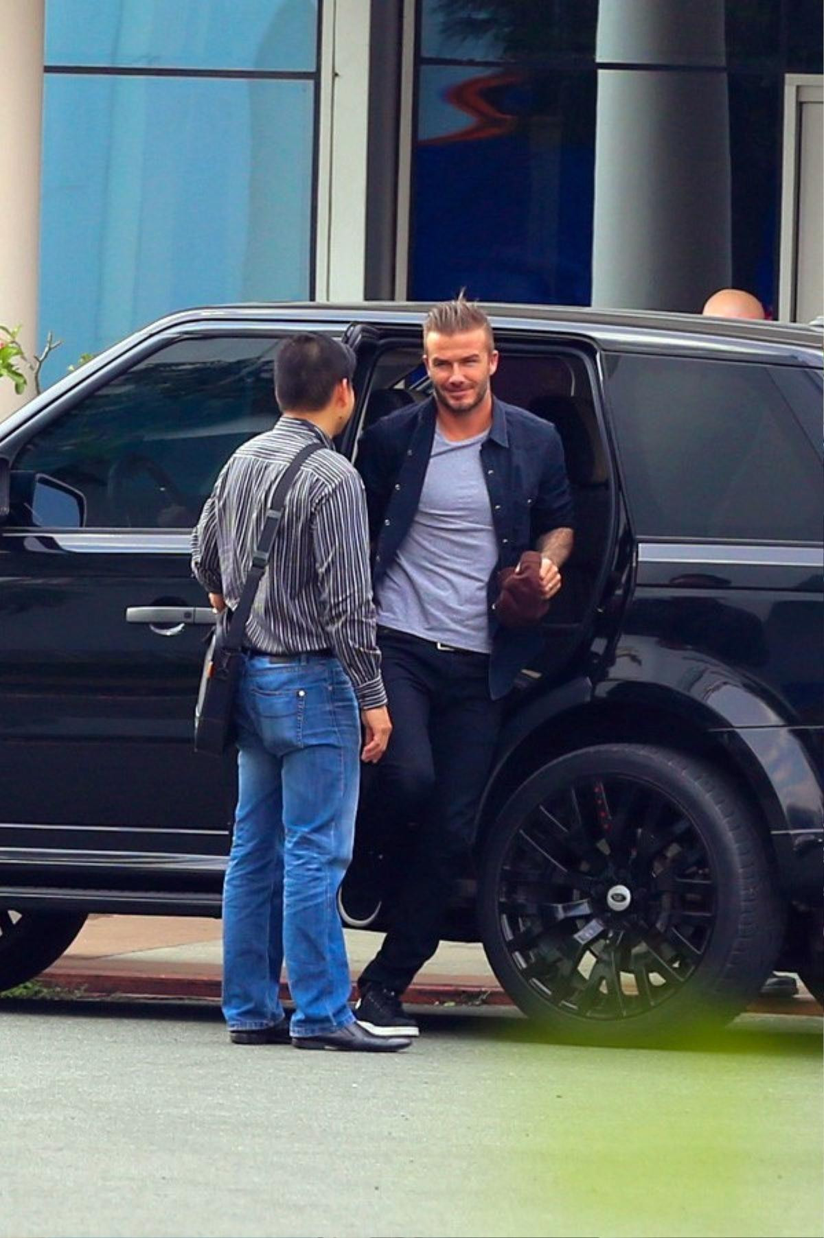 Cực hot: David Beckham xuống đường dạo phố đi bộ Nguyễn Huệ, khoác vai chụp hình cùng người hâm mộ Việt Nam Ảnh 4