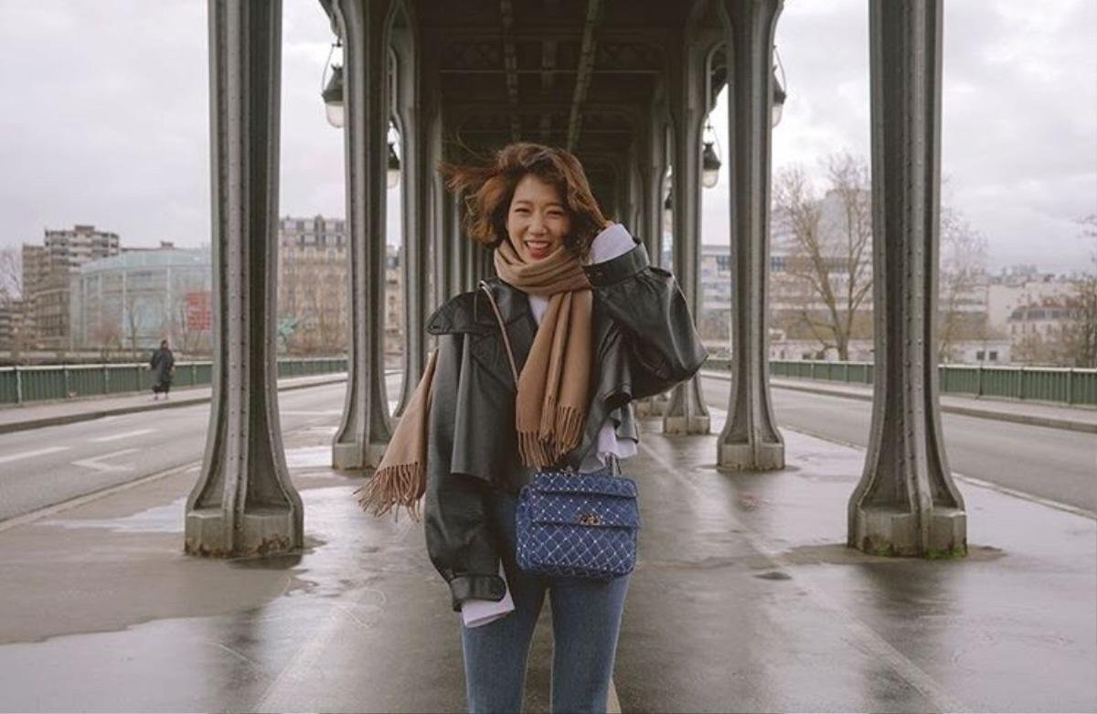 Park Shin Hye tươi như hoa tại Paris, Sulli thay bạn như thay áo: 'Đêm đầu tiên với Mina (AOA)' Ảnh 2