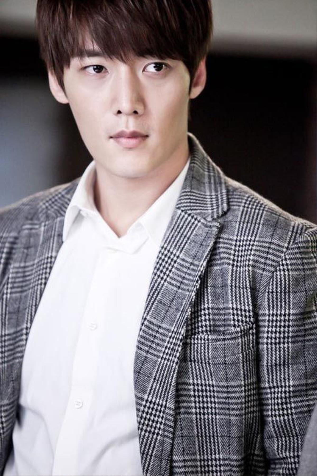 'Cận vệ' Choi Jin Hyuk gặp rắc rối thuở vào nghề: Rút cục nên cười hay khóc đây? Ảnh 9