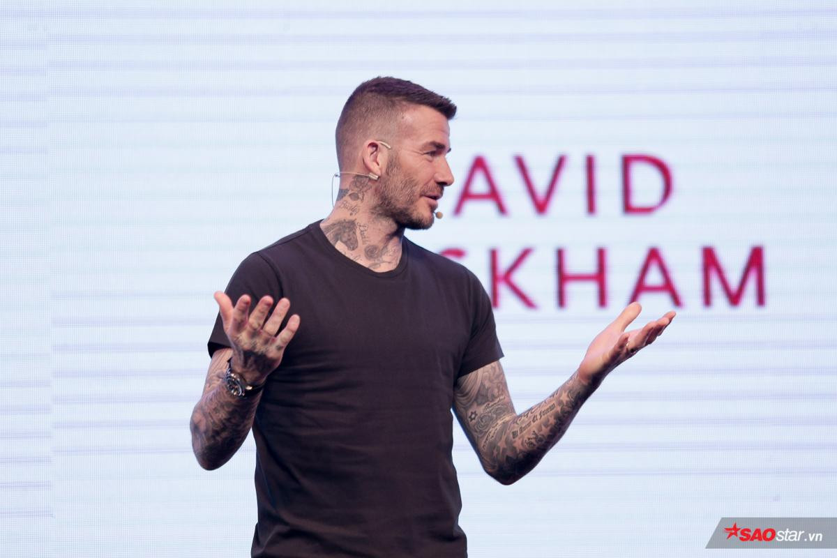 Không cần hào nhoáng hay cầu kỳ, hình ảnh David Beckham đeo tạp dề chuyên chú cuốn bánh tráng cũng đủ khiến fangirl 'xiêu đổ' Ảnh 12