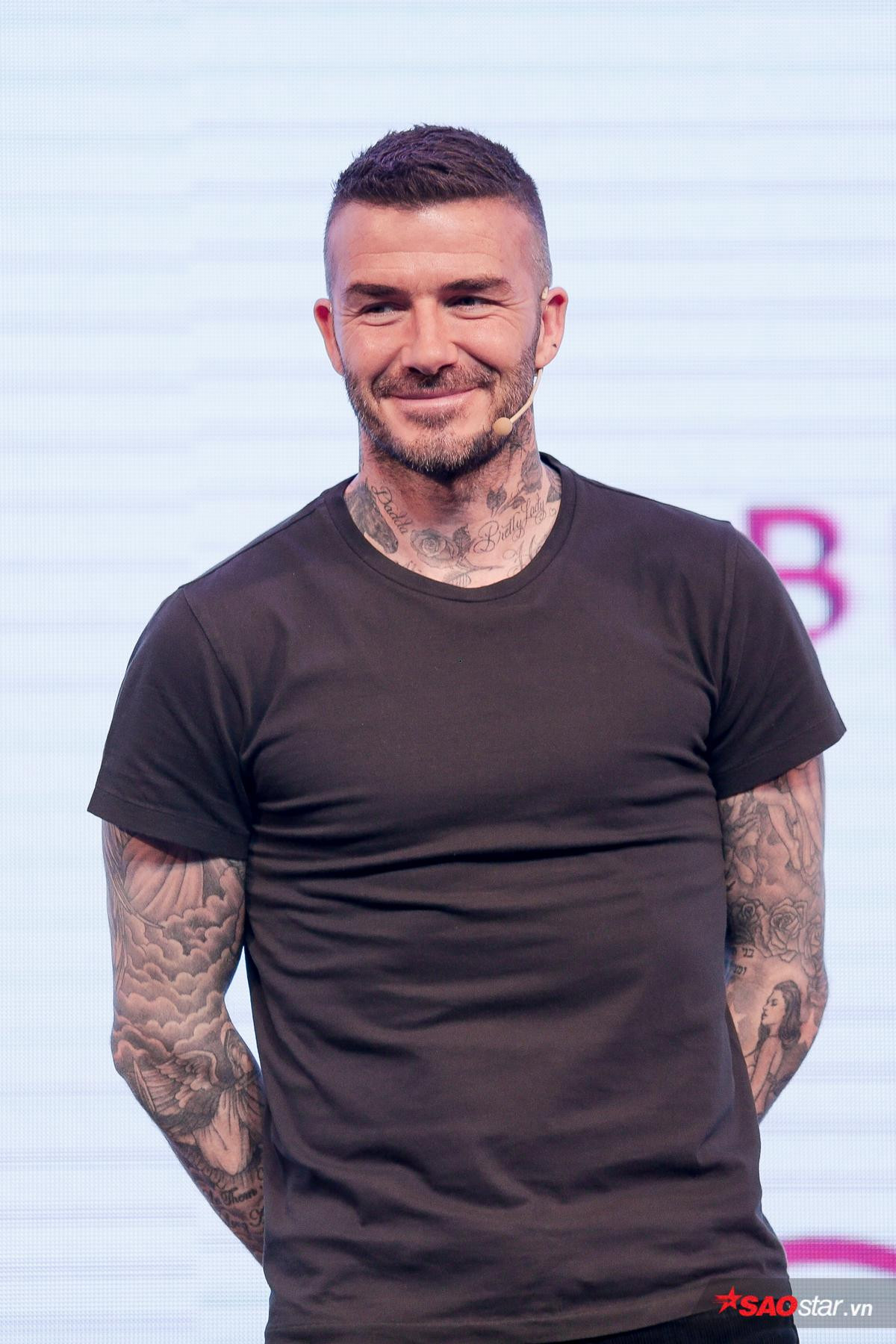 Không cần hào nhoáng hay cầu kỳ, hình ảnh David Beckham đeo tạp dề chuyên chú cuốn bánh tráng cũng đủ khiến fangirl 'xiêu đổ' Ảnh 11