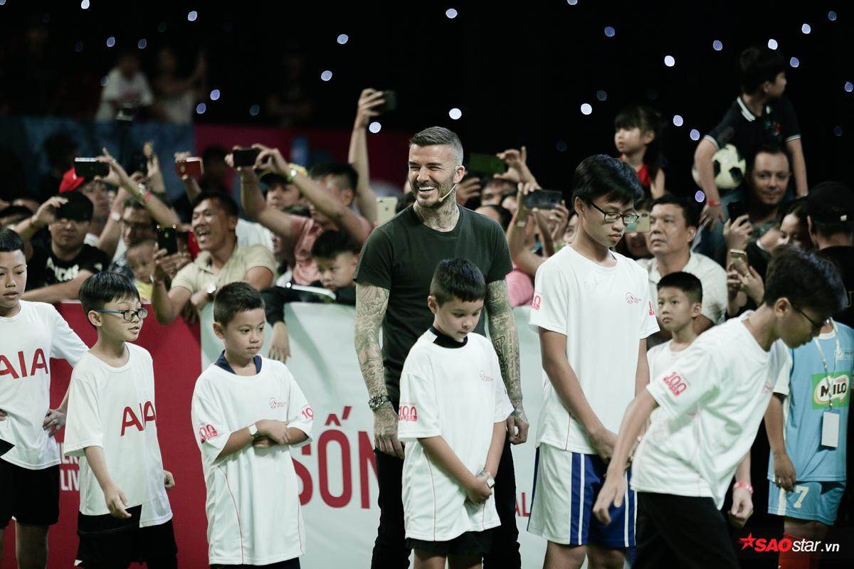 Không cần hào nhoáng hay cầu kỳ, hình ảnh David Beckham đeo tạp dề chuyên chú cuốn bánh tráng cũng đủ khiến fangirl 'xiêu đổ' Ảnh 10