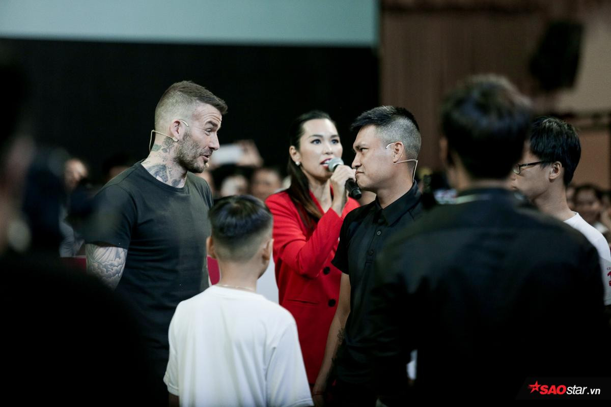 Không cần hào nhoáng hay cầu kỳ, hình ảnh David Beckham đeo tạp dề chuyên chú cuốn bánh tráng cũng đủ khiến fangirl 'xiêu đổ' Ảnh 16