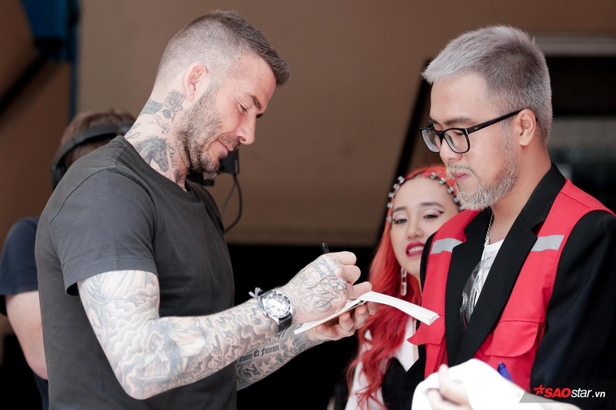 Không cần hào nhoáng hay cầu kỳ, hình ảnh David Beckham đeo tạp dề chuyên chú cuốn bánh tráng cũng đủ khiến fangirl 'xiêu đổ' Ảnh 13