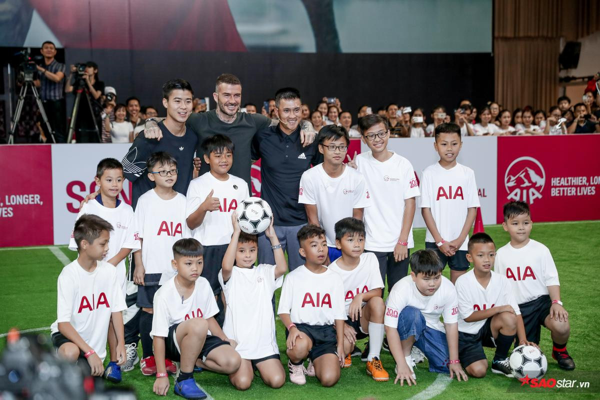 Không cần hào nhoáng hay cầu kỳ, hình ảnh David Beckham đeo tạp dề chuyên chú cuốn bánh tráng cũng đủ khiến fangirl 'xiêu đổ' Ảnh 8