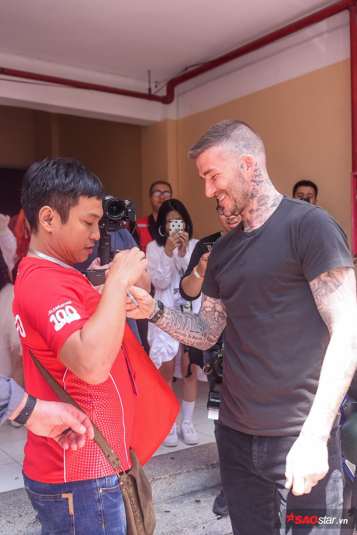 Không cần hào nhoáng hay cầu kỳ, hình ảnh David Beckham đeo tạp dề chuyên chú cuốn bánh tráng cũng đủ khiến fangirl 'xiêu đổ' Ảnh 17