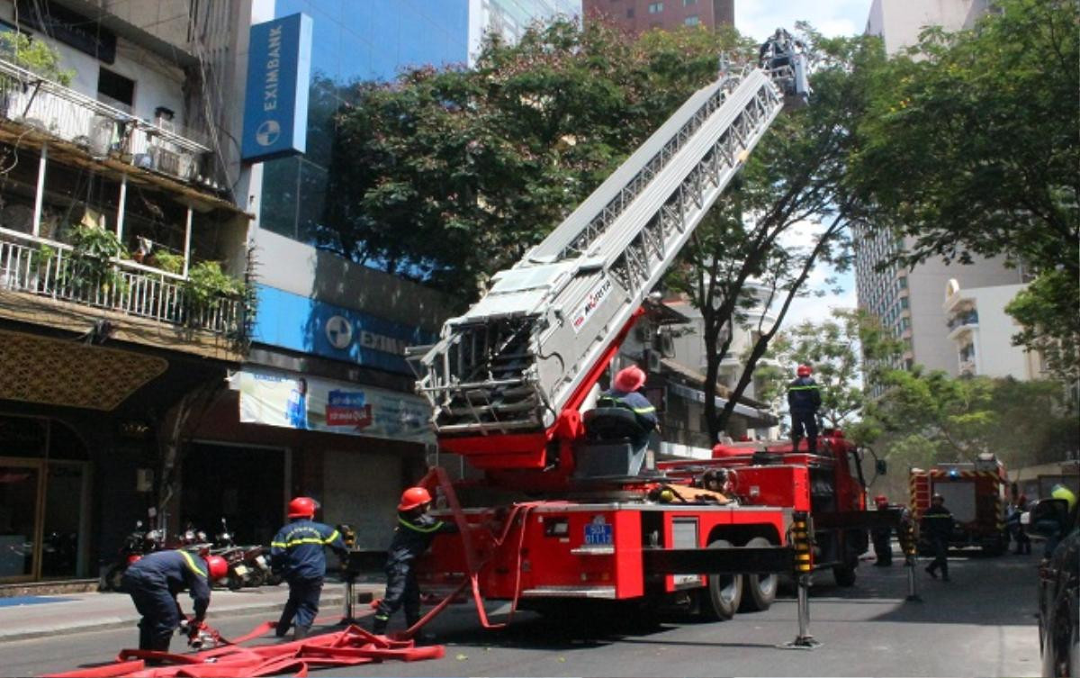 Cháy tầng cao tại tòa nhà trung tâm Sài Gòn, nhân viên đu dây thoát nạn như phim hành động Ảnh 2