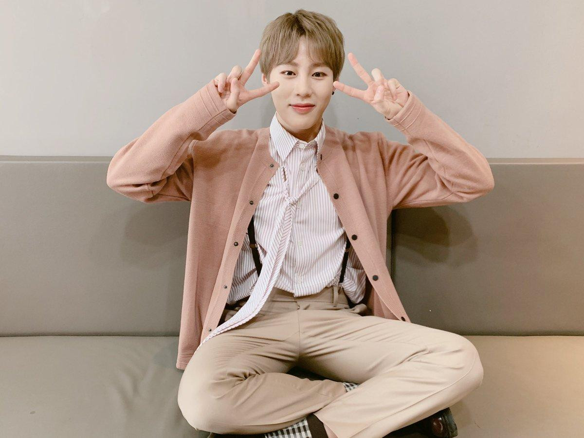 Khoảnh khắc đỡ không nổi: Ha Sungwoon tự mua vé fanmeeting và cách anh xem… chính mình biểu diễn Ảnh 4