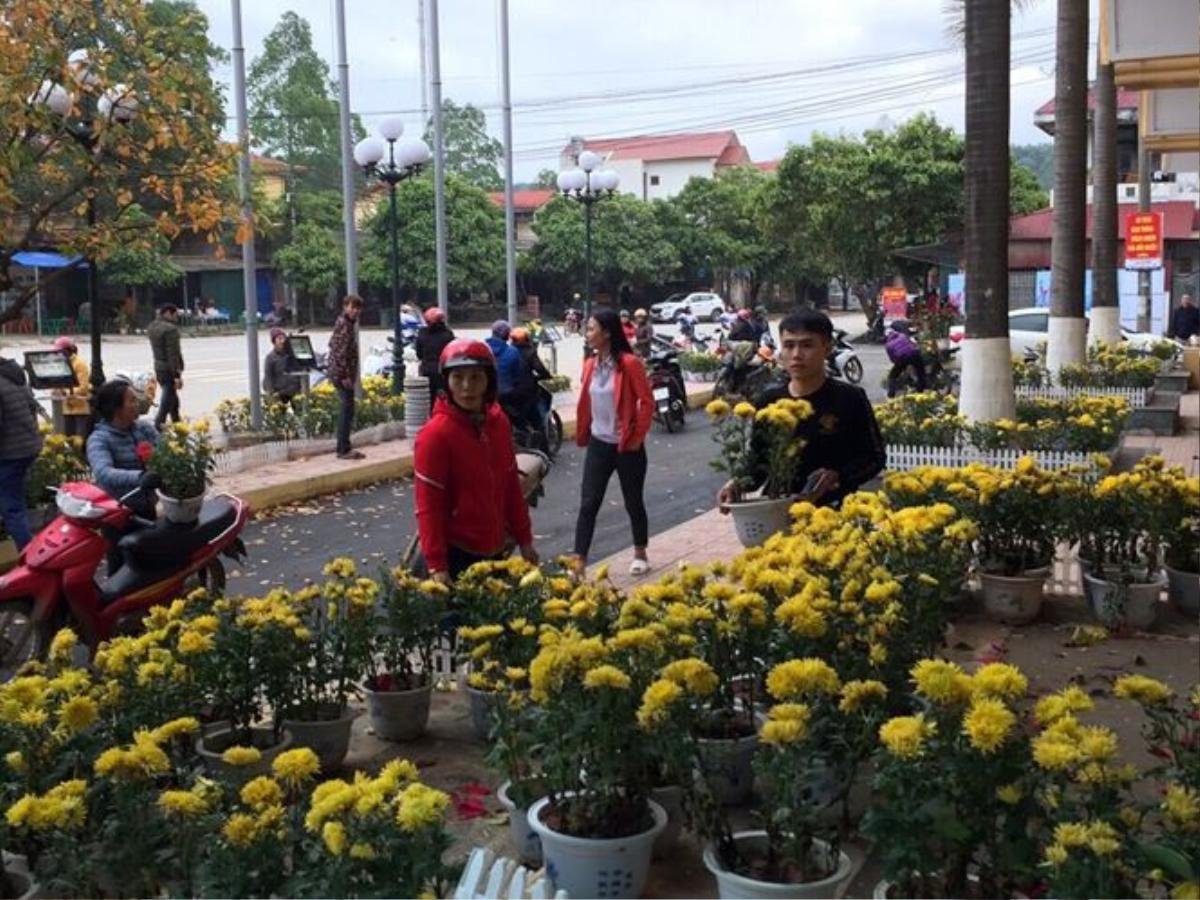 Dân đánh xe tải đến ga Đồng Đăng 'hôi' hoa: 'Họ quá đông, chúng tôi đành bất lực' Ảnh 1