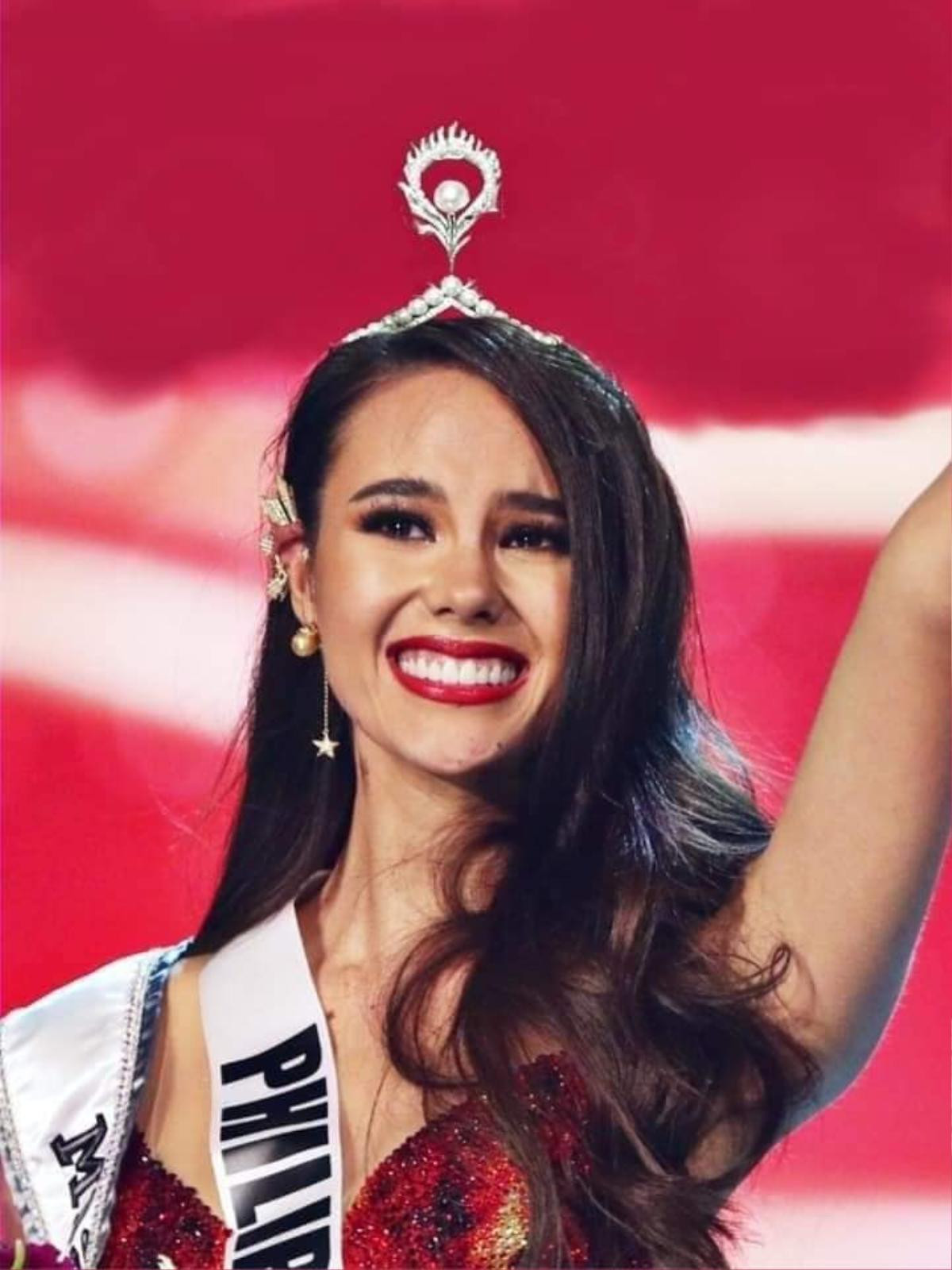 Bị fan 'chế' lại, vương miện Miss Universe trở nên 'dị dạng' khó tin khi mỗi lần Catriona Gray về quê nhà! Ảnh 6