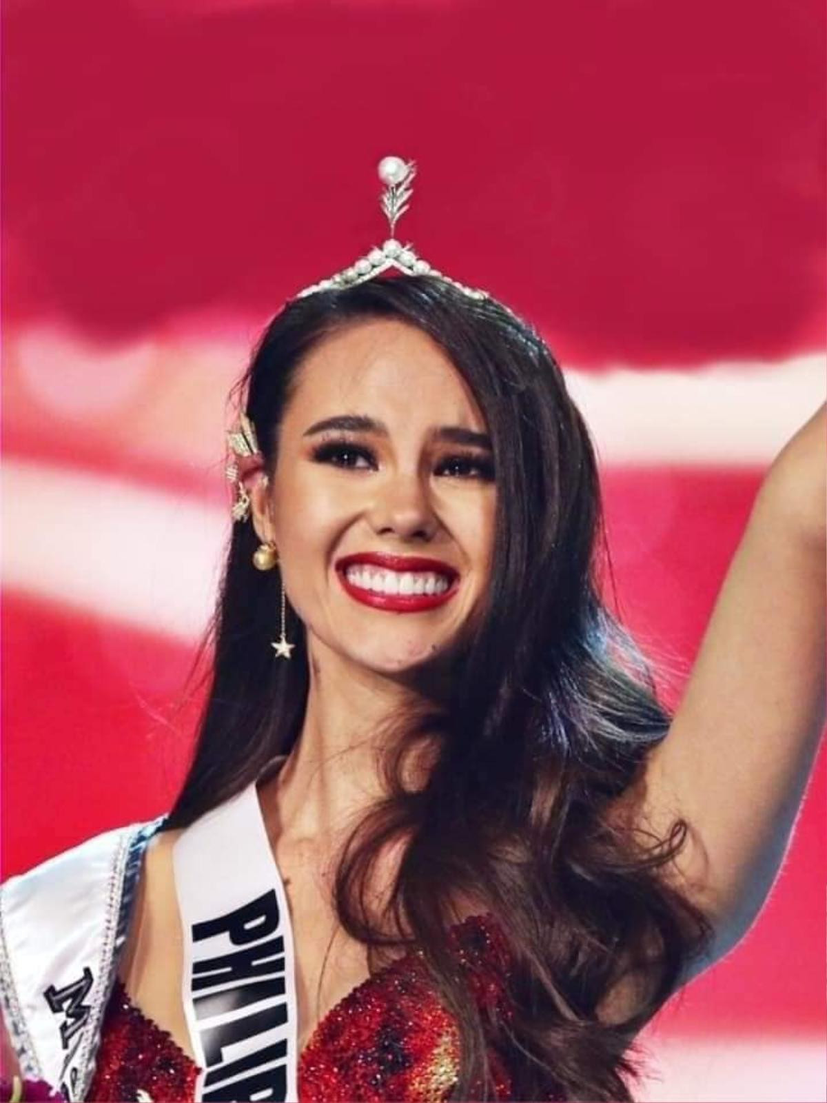 Bị fan 'chế' lại, vương miện Miss Universe trở nên 'dị dạng' khó tin khi mỗi lần Catriona Gray về quê nhà! Ảnh 7