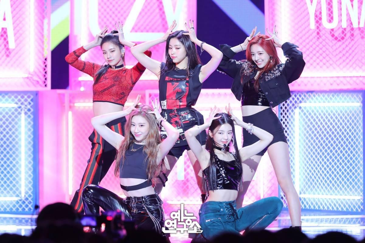 Thắng cúp liên miên, ITZY bước chân vào cuộc chiến ngôi hậu với TWICE và BLACK PINK! Ảnh 3