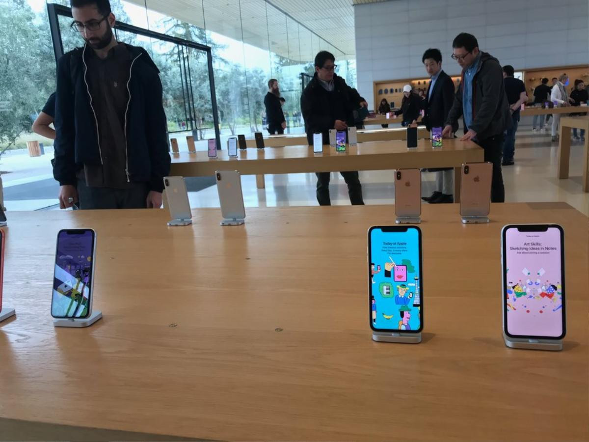 Ghé thăm Apple Store độc nhất vô nhị trên thế giới: Không những bán iPhone mà còn bán cả quần áo trẻ em và mũ lưỡi trai Ảnh 19