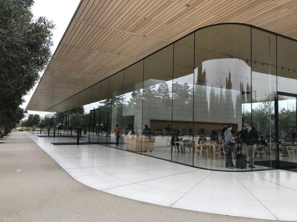 Ghé thăm Apple Store độc nhất vô nhị trên thế giới: Không những bán iPhone mà còn bán cả quần áo trẻ em và mũ lưỡi trai Ảnh 4