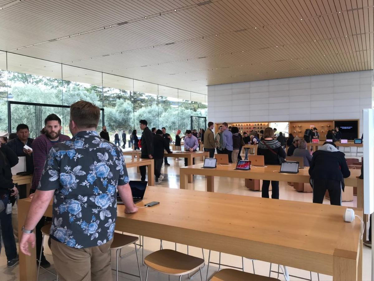 Ghé thăm Apple Store độc nhất vô nhị trên thế giới: Không những bán iPhone mà còn bán cả quần áo trẻ em và mũ lưỡi trai Ảnh 5