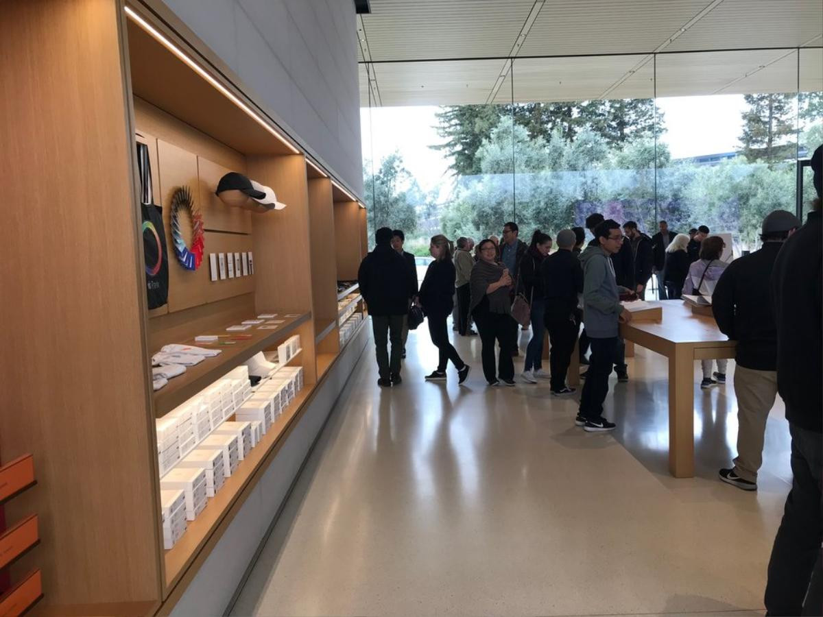 Ghé thăm Apple Store độc nhất vô nhị trên thế giới: Không những bán iPhone mà còn bán cả quần áo trẻ em và mũ lưỡi trai Ảnh 6