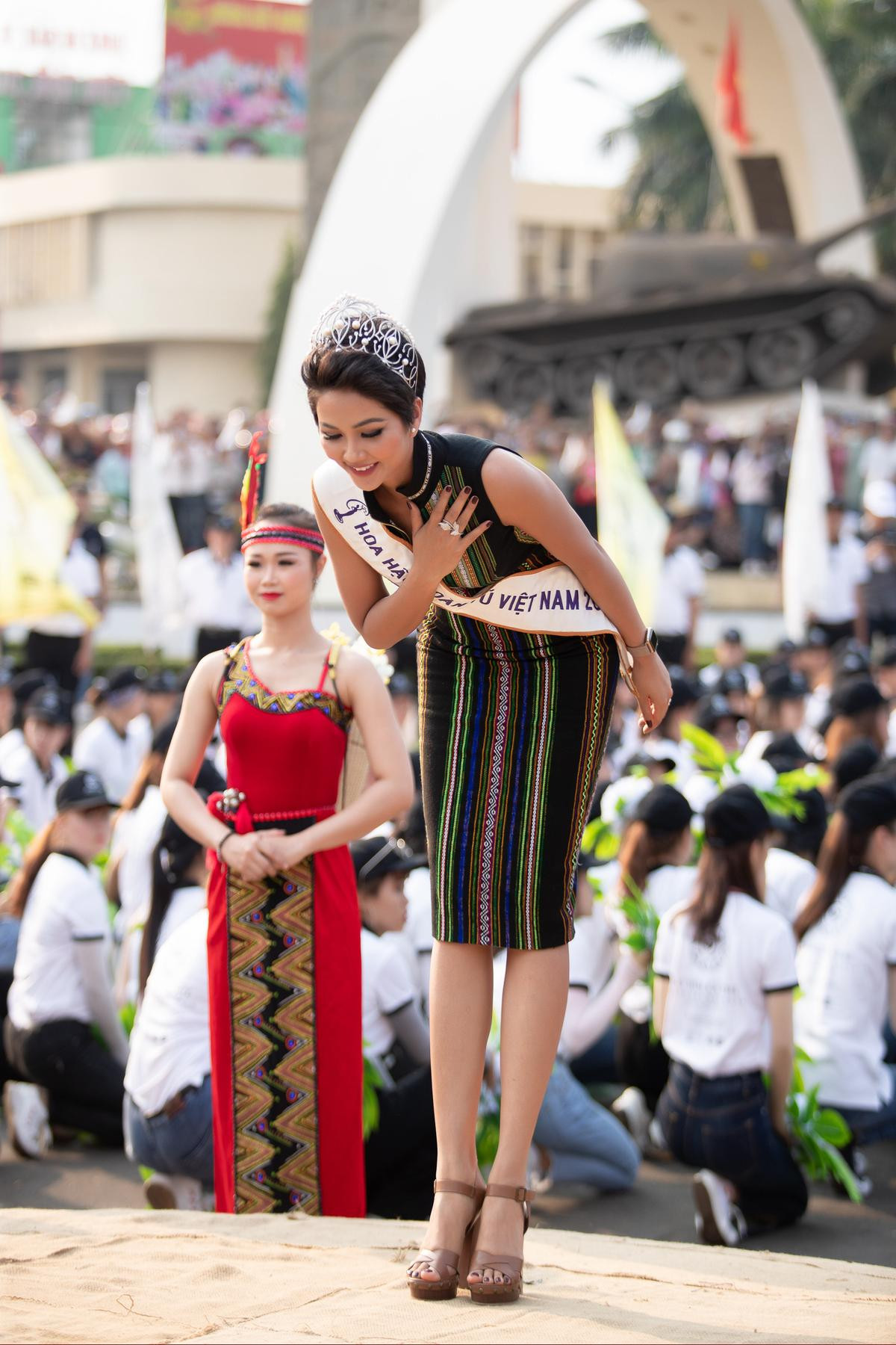 Dù vest quyền lực hay áo phông xì-teen, H'Hen Niê vẫn làm fan đổ rạp Ảnh 6