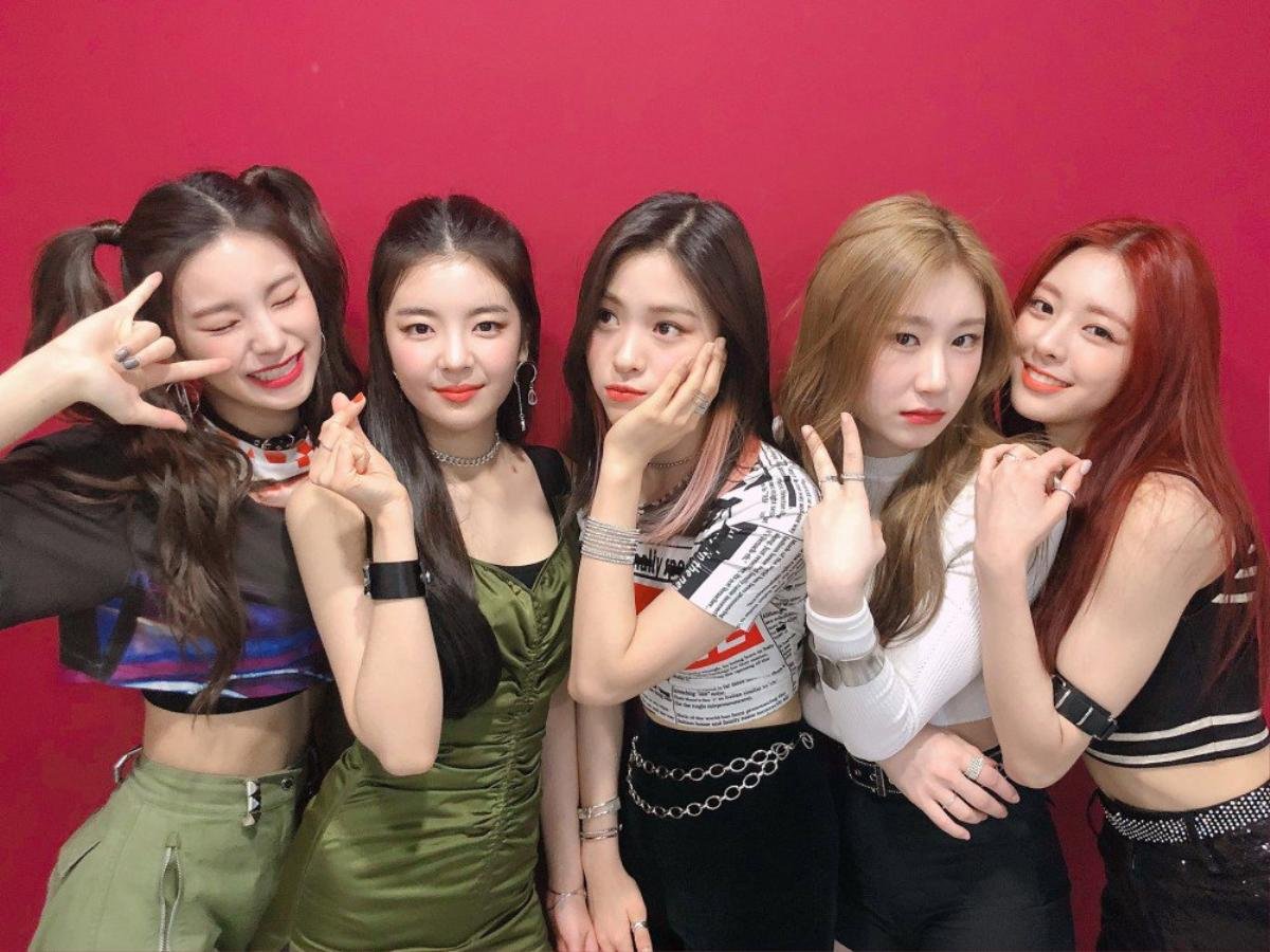 ITZY đạt TRIPLE CROWN đầu tiên khi mới debut tròn 26 ngày, vượt trội hơn TWICE thời vừa ra mắt Ảnh 2