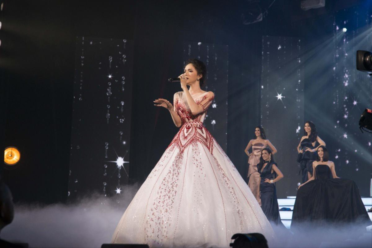 Tranh cãi vì phần trình diễn lipsync tại Miss International Queen 2019, khả năng hát live của Hương Giang đến đâu? Ảnh 1