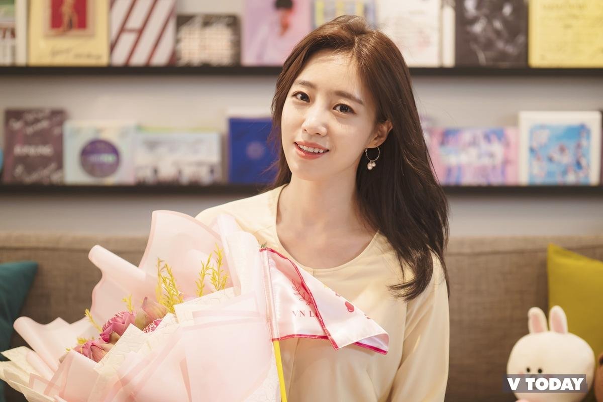 Fan 'phát sốt' với khoảnh khắc 'hậu đậu' siêu đáng yêu của Eunjung (T-ara) tại Việt Nam Ảnh 2