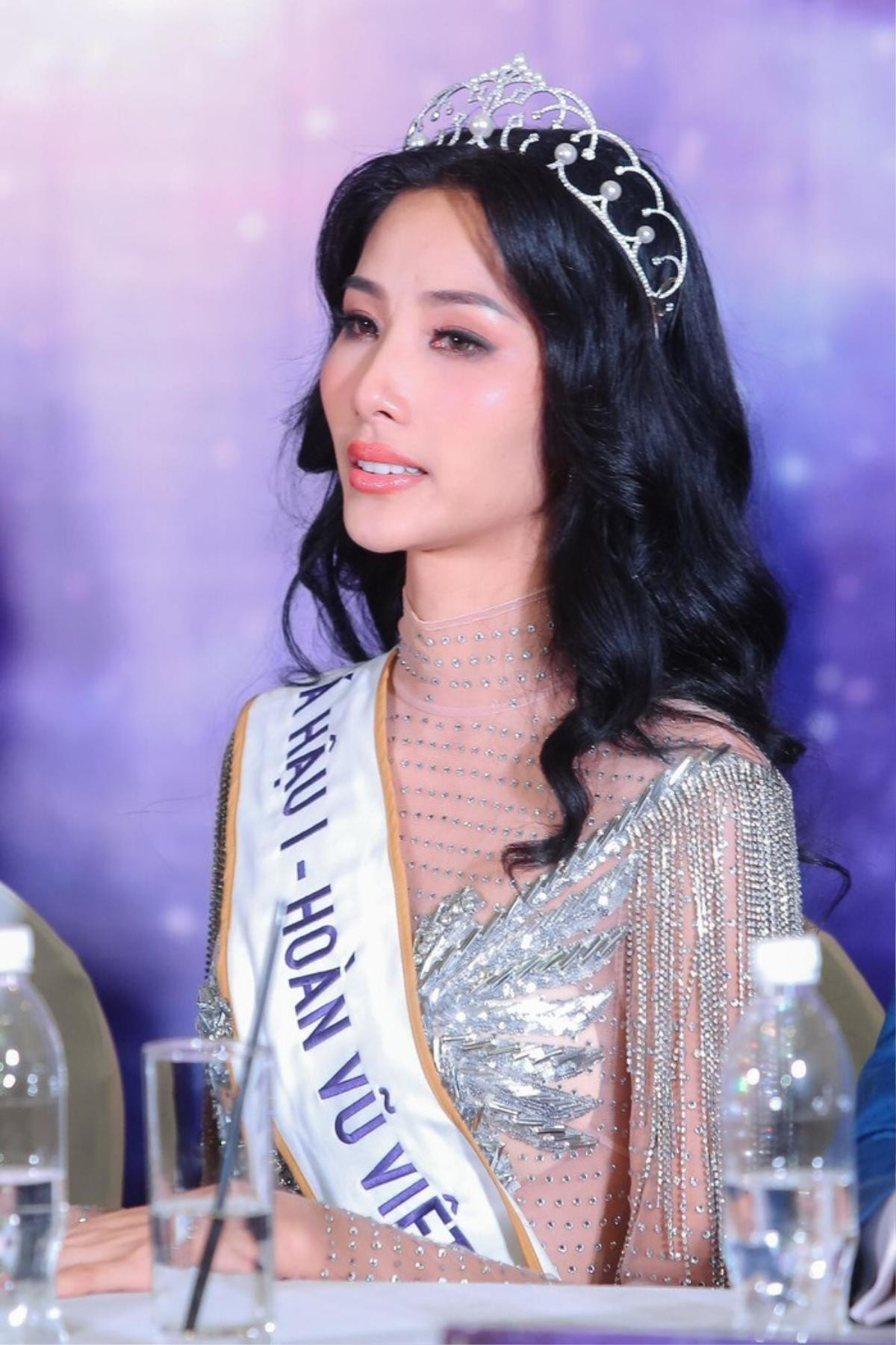 Hoàng Thuỳ mắt đỏ hoe, tóc rối bời bật khóc, fan xót xa: Là ứng cử viên cho Miss Universe 2019 thật sự quá áp lực? Ảnh 5