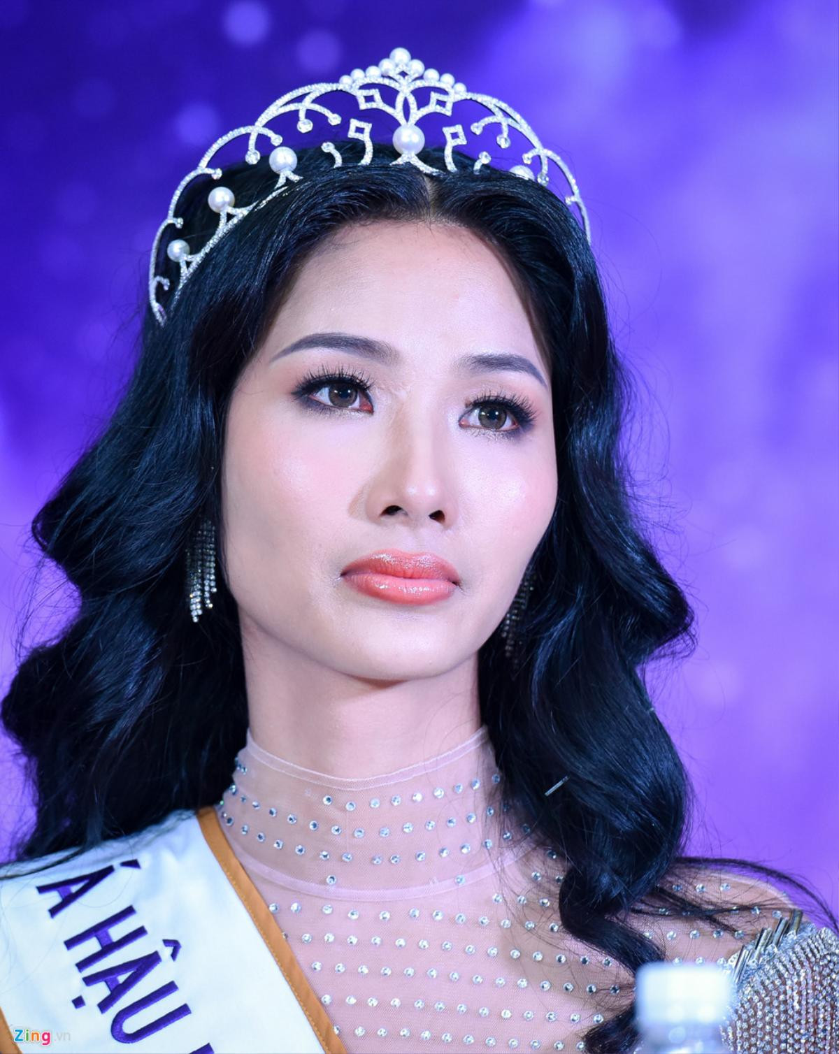 Hoàng Thuỳ mắt đỏ hoe, tóc rối bời bật khóc, fan xót xa: Là ứng cử viên cho Miss Universe 2019 thật sự quá áp lực? Ảnh 2