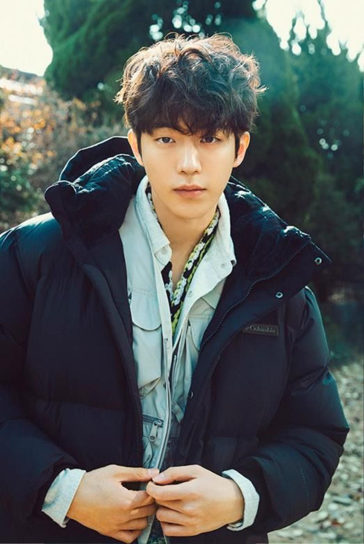 Hình ảnh phô diễn cơ bắp của Nam Joo Hyuk 4 năm trước gây sốt - Lee Sung Kyung đẹp rực rỡ trên Elle Korea Ảnh 1