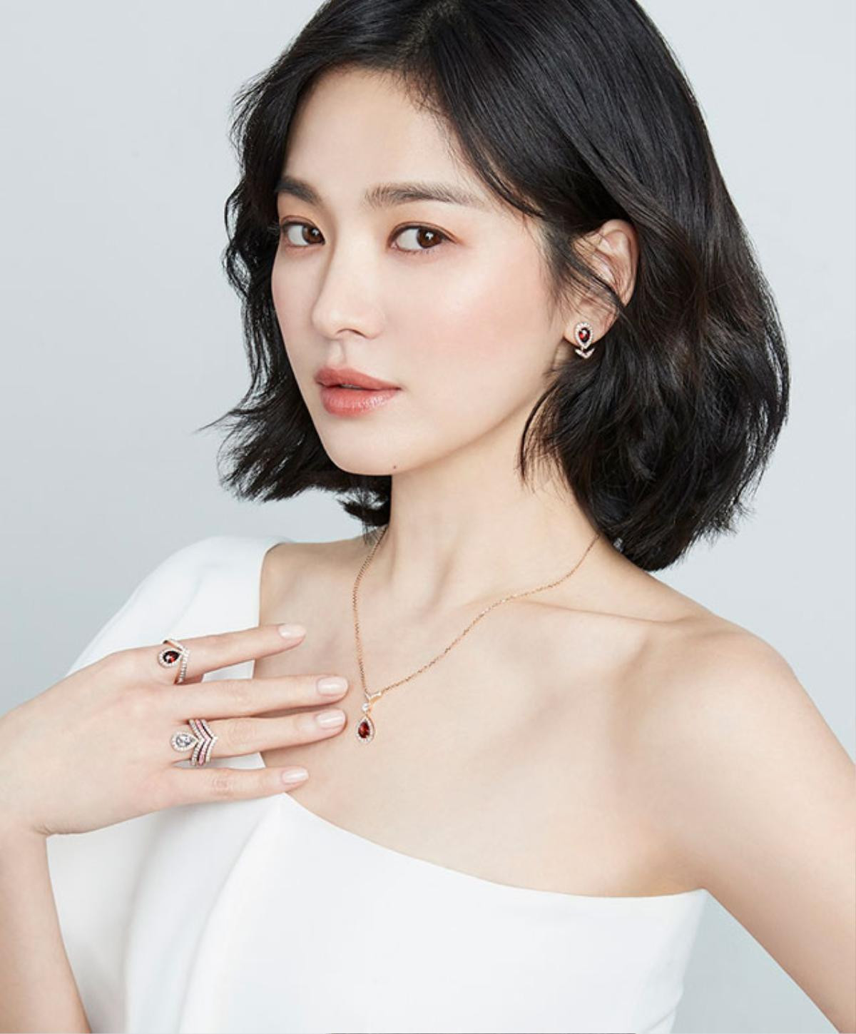 Song Hye Kyo xinh đẹp và quý phái trong hình ảnh mới - Kim So Hyun nhận giải thưởng của Instagram Ảnh 1