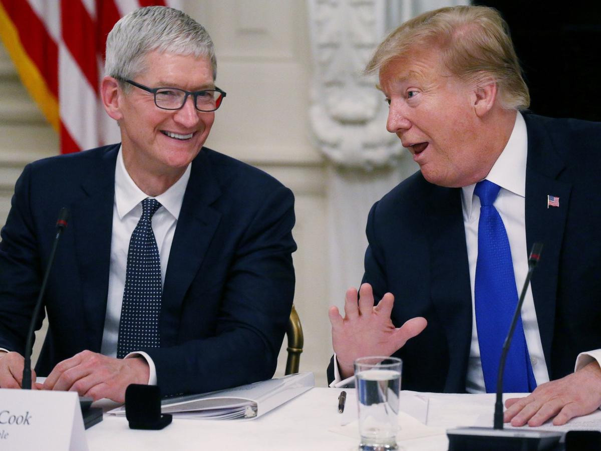 Tổng thống Mỹ Donald Trump nói gì sau khi gọi nhầm tên CEO Apple Tim Cook thành… Tim Apple? Ảnh 1